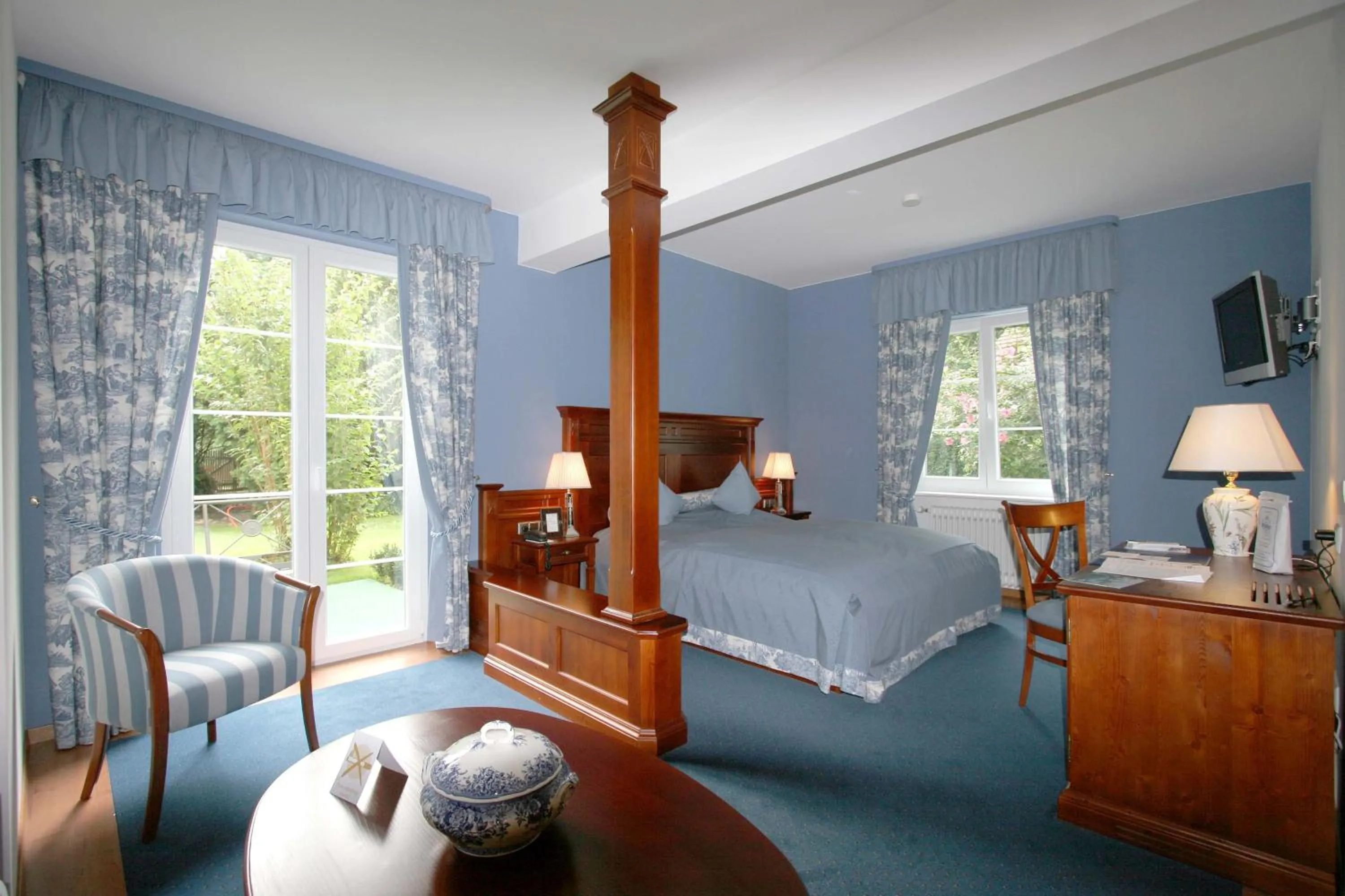 Shower, Bed in Hotel Mühle