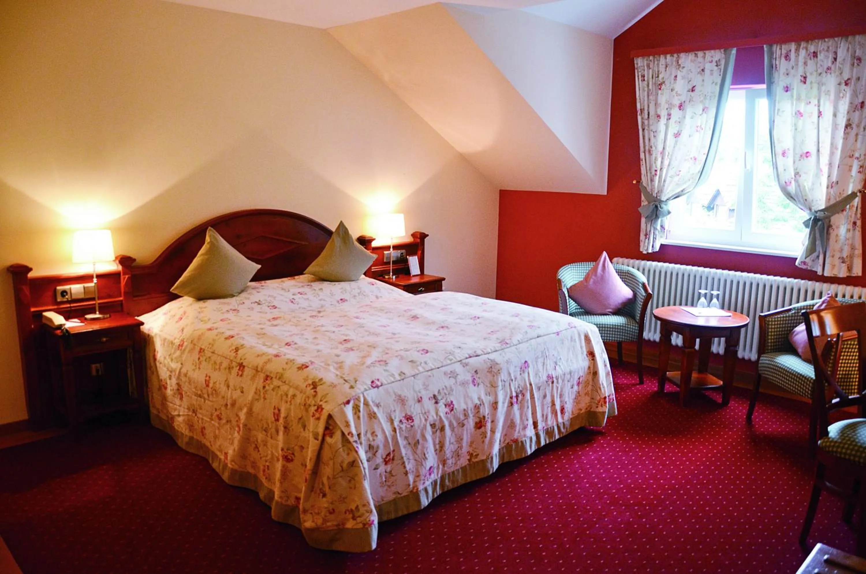 Shower, Bed in Hotel Mühle