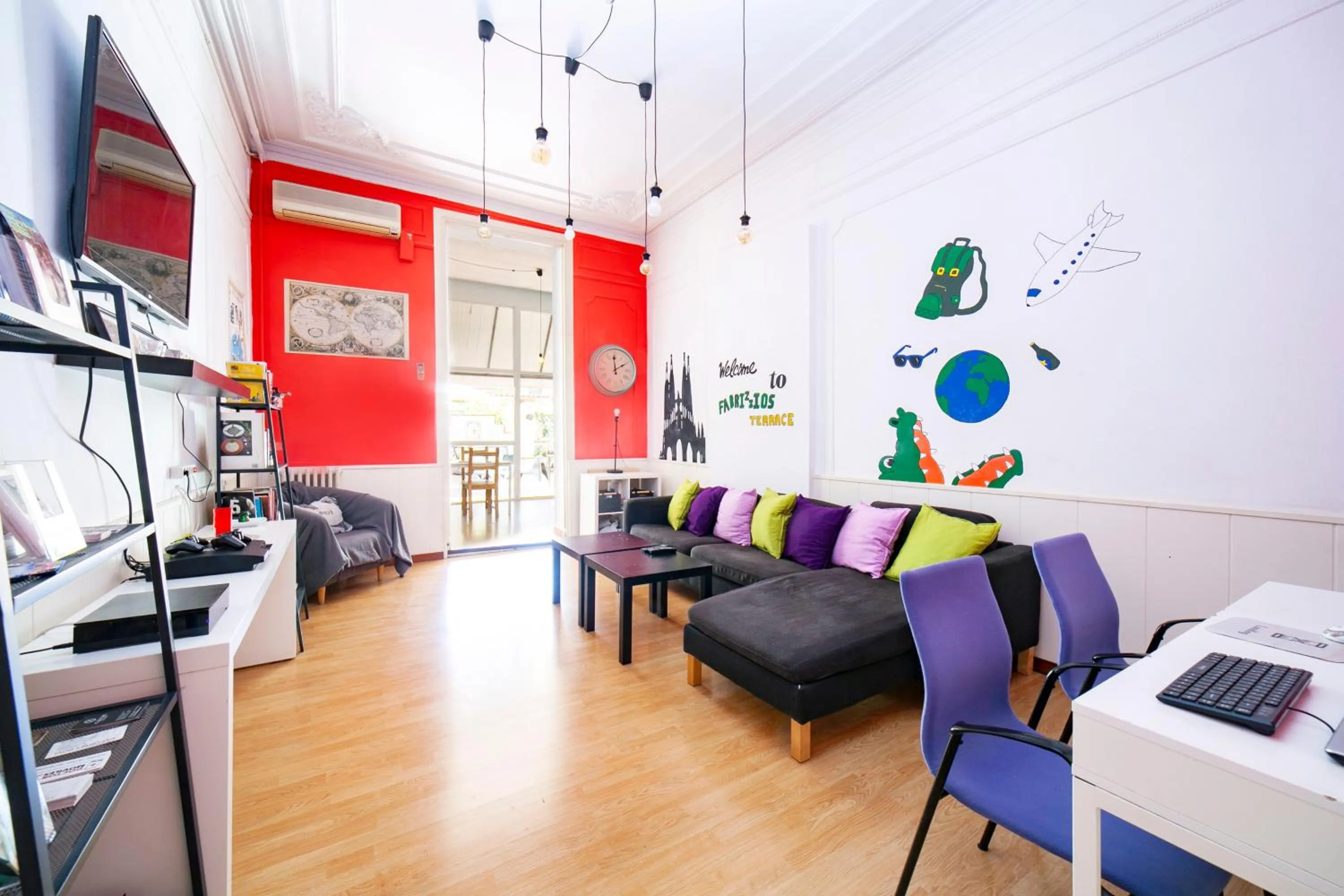 Communal lounge/ TV room in Fabrizzios Terrace Hostel