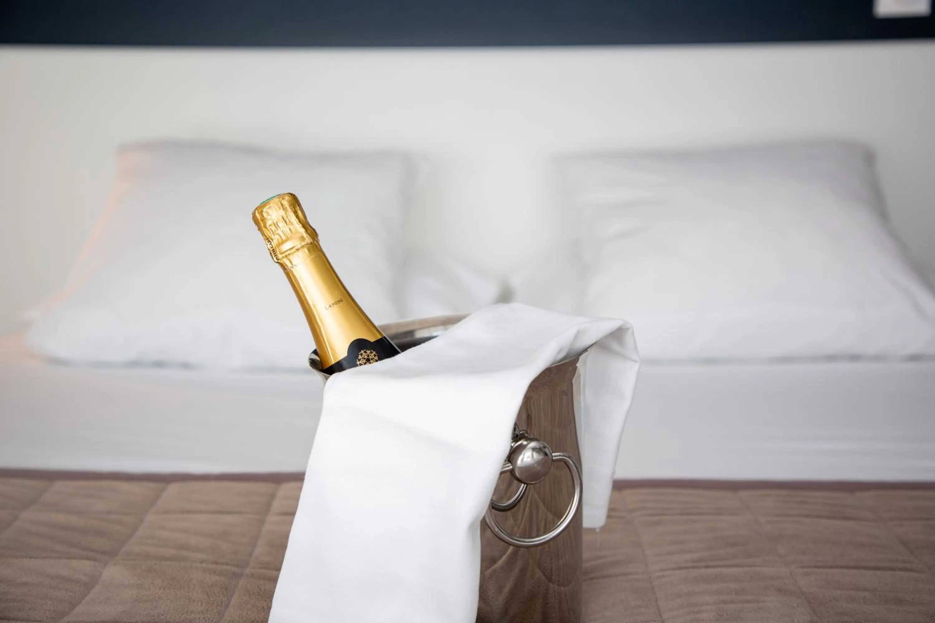 Drinks, Bed in Privilège Appart Hôtel Saint Exupéry