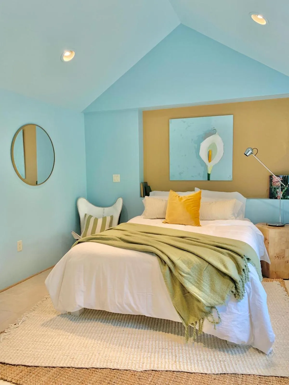 Bed in The Trail in Adams - Berkshires' Art Hotel