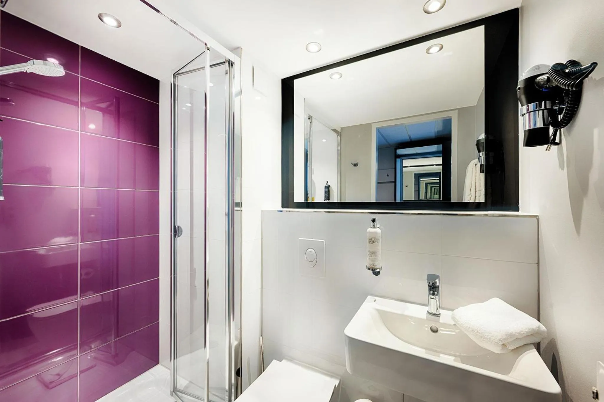 Bathroom in Premier Inn Berlin City Süd