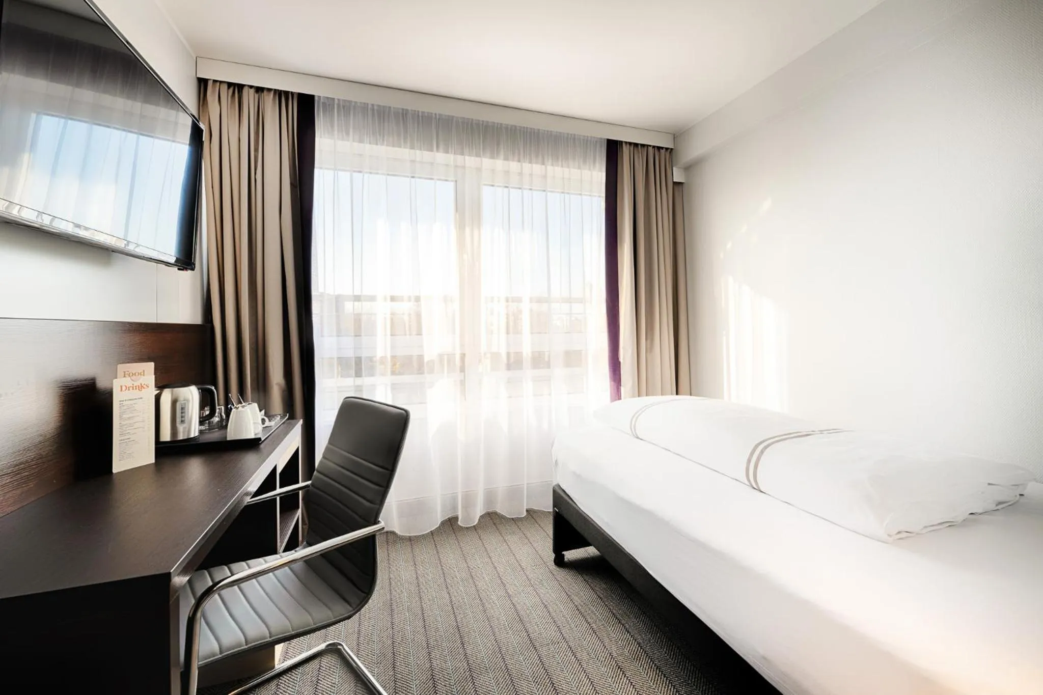 Bed in Premier Inn Berlin City Süd