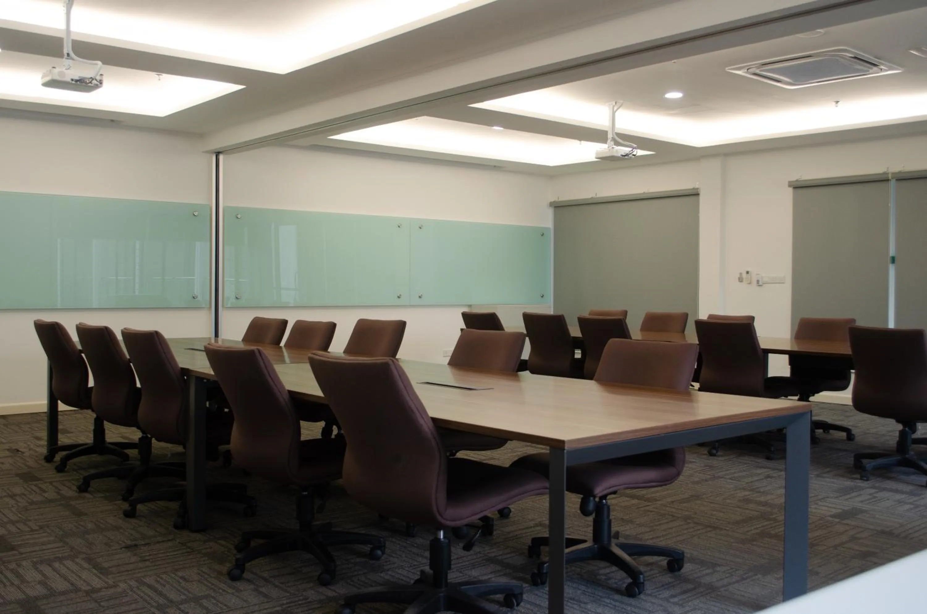 Meeting/conference room in Aeropod Suites by Calvin