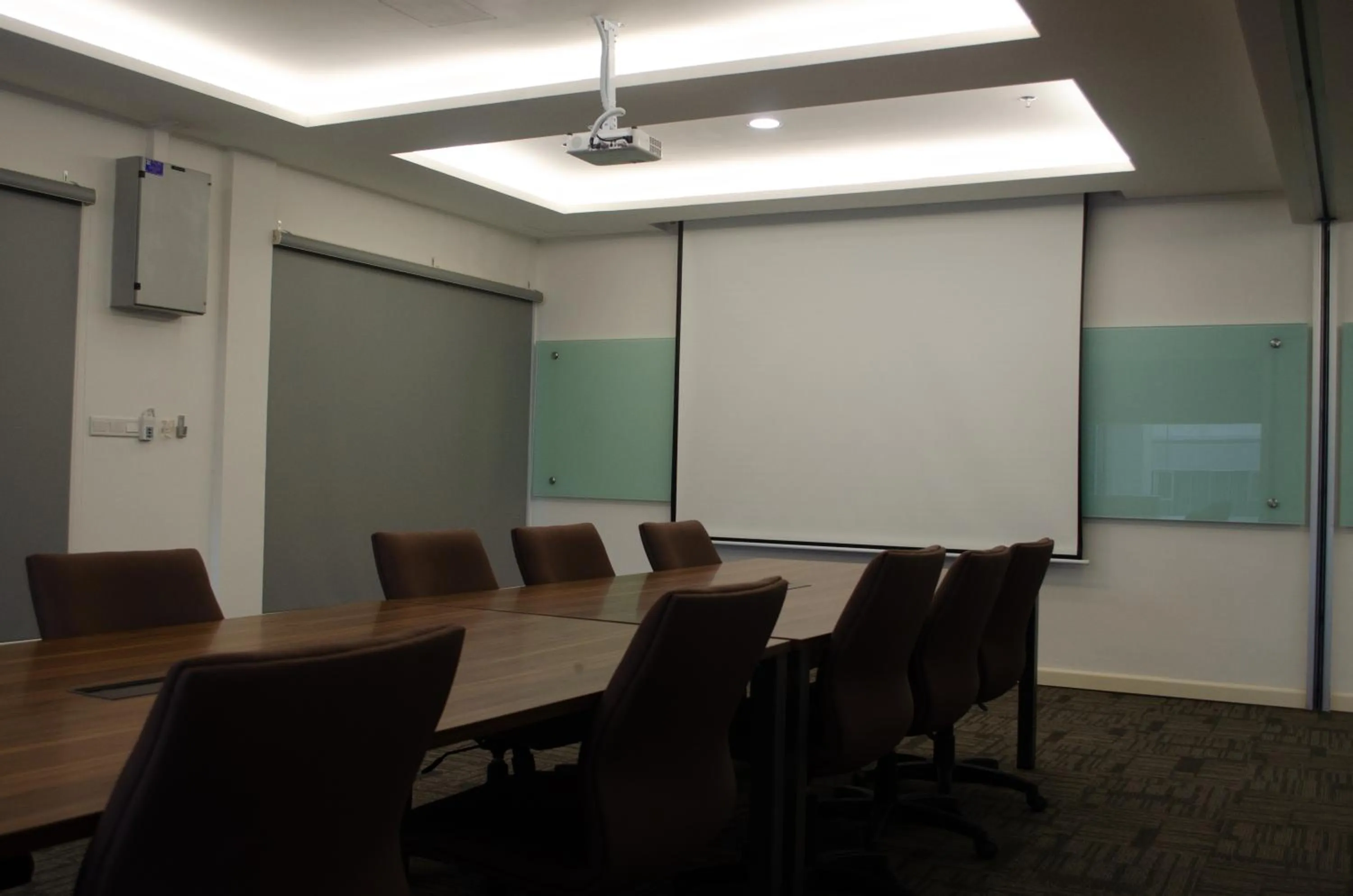 Meeting/conference room in Aeropod Suites by Calvin