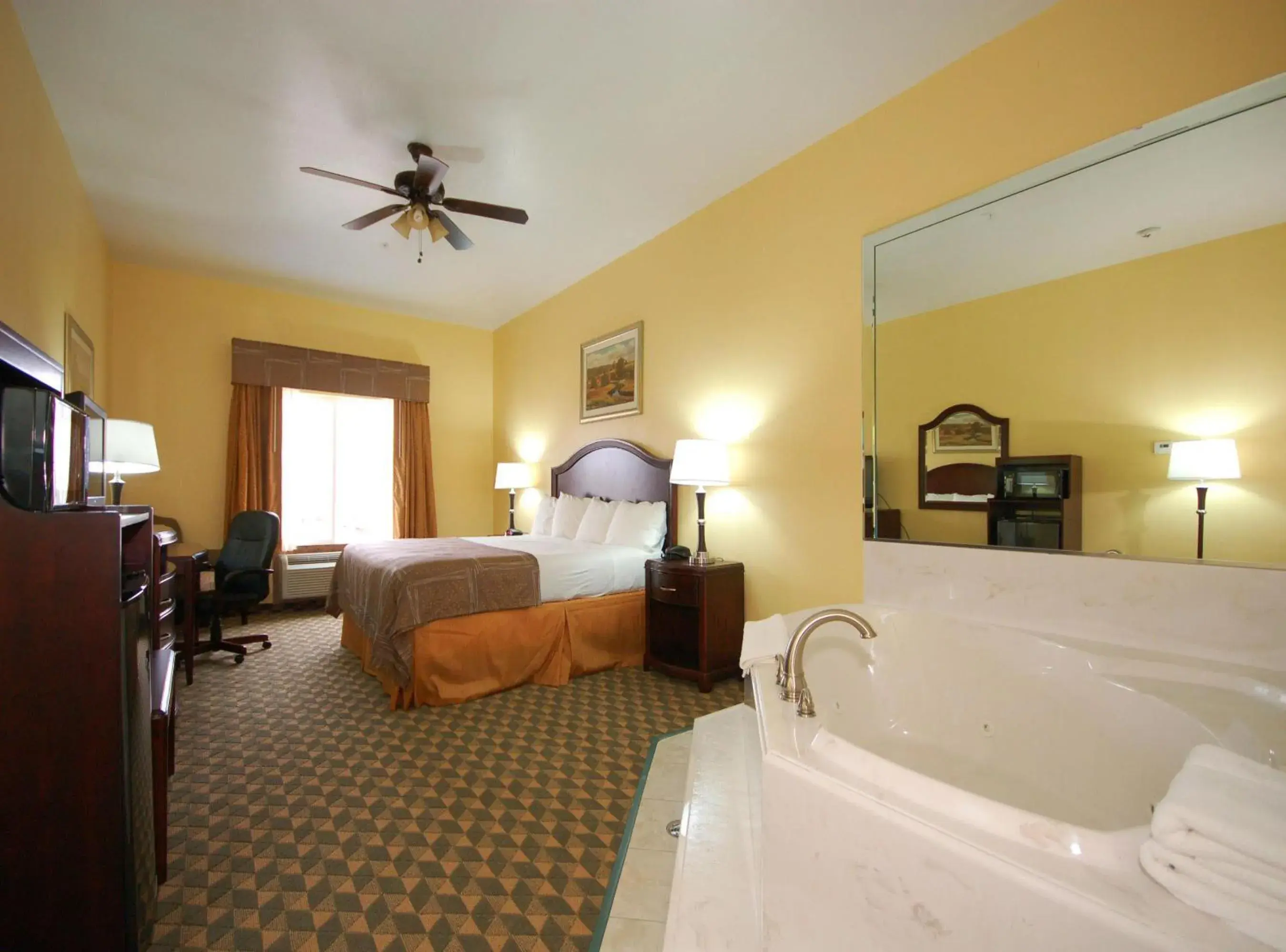 Photo of the whole room, Bed in Best Western Plus Manvel Photo of the whole room, Bed in Best Western Plus Manvel