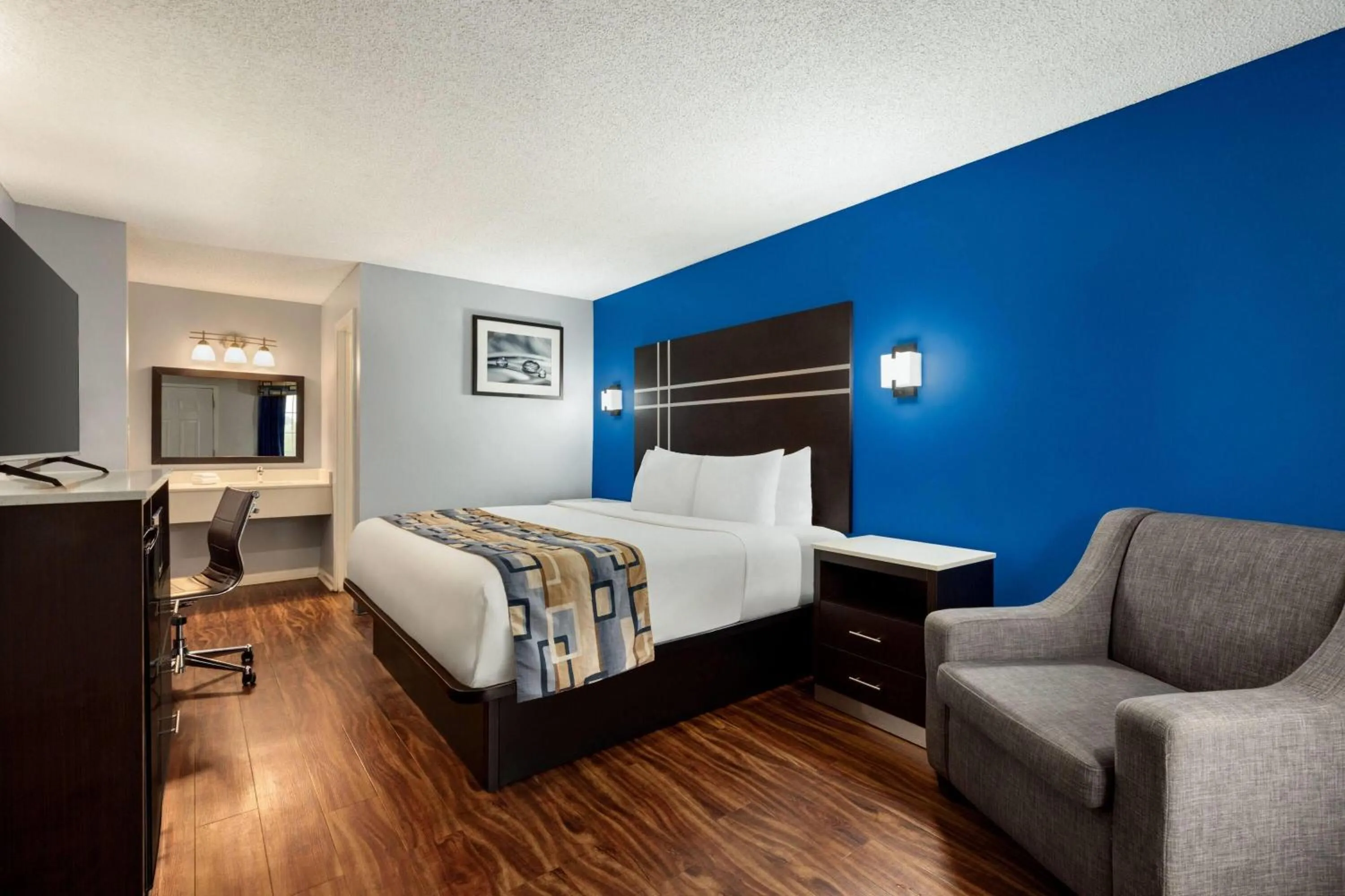 Photo of the whole room, Bed in Baymont by Wyndham Albany at Albany Mall