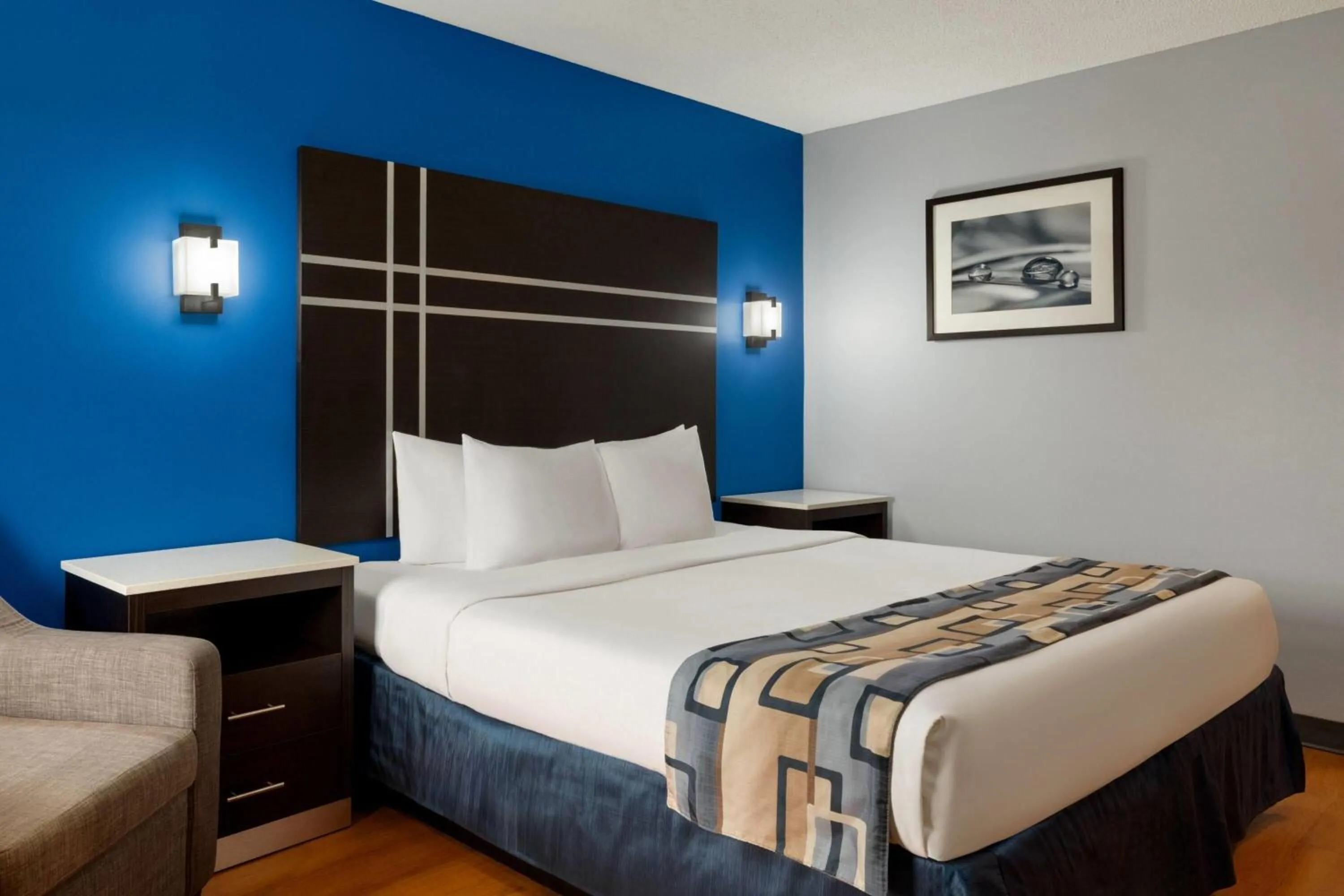 Photo of the whole room, Bed in Baymont by Wyndham Albany at Albany Mall