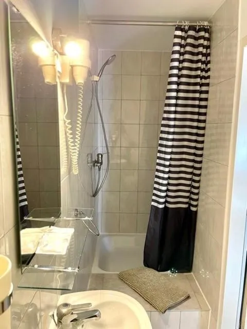 Shower in Hotel Nello