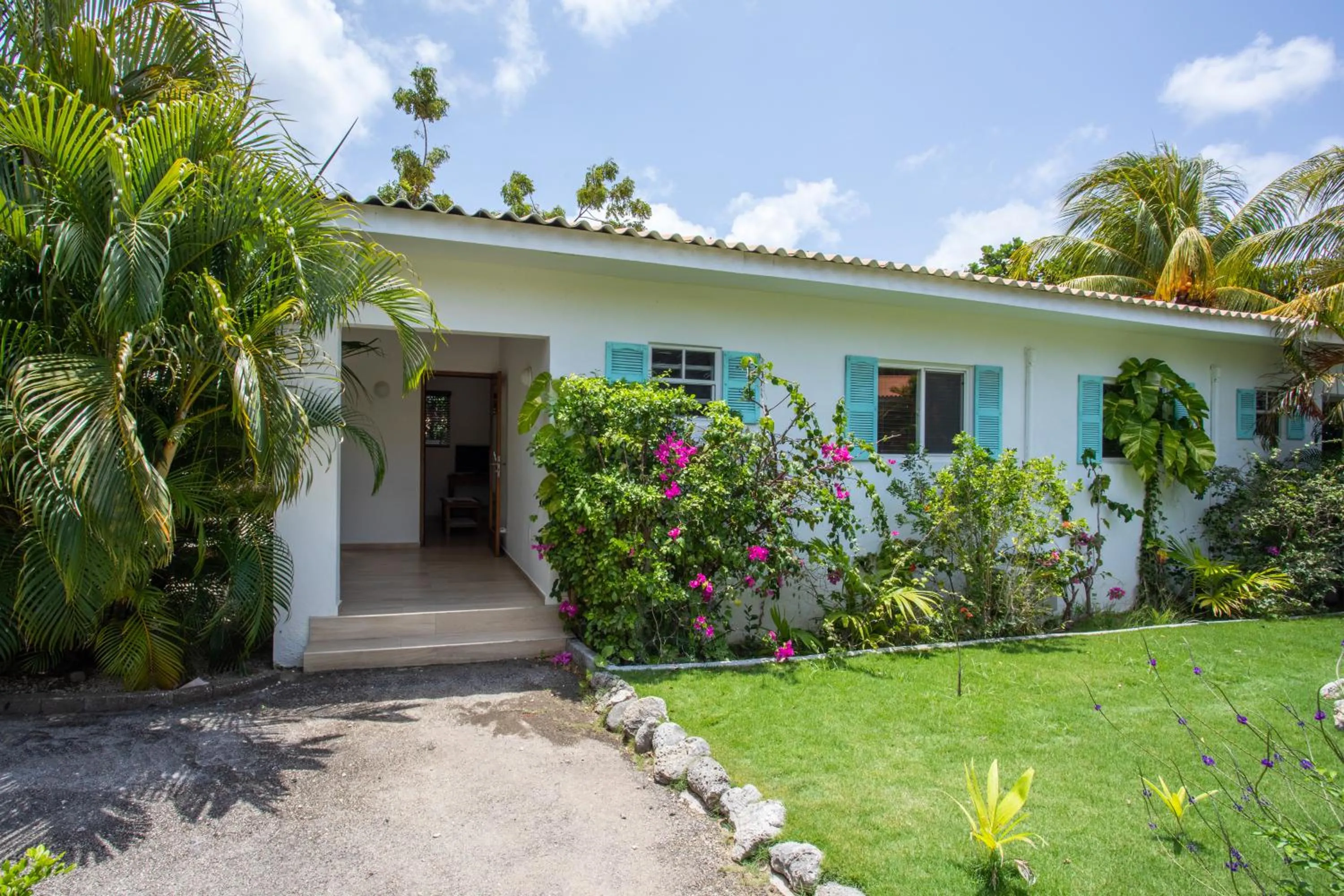 Facade/entrance in TUK Tropical Boutique Resort Jan Thiel
