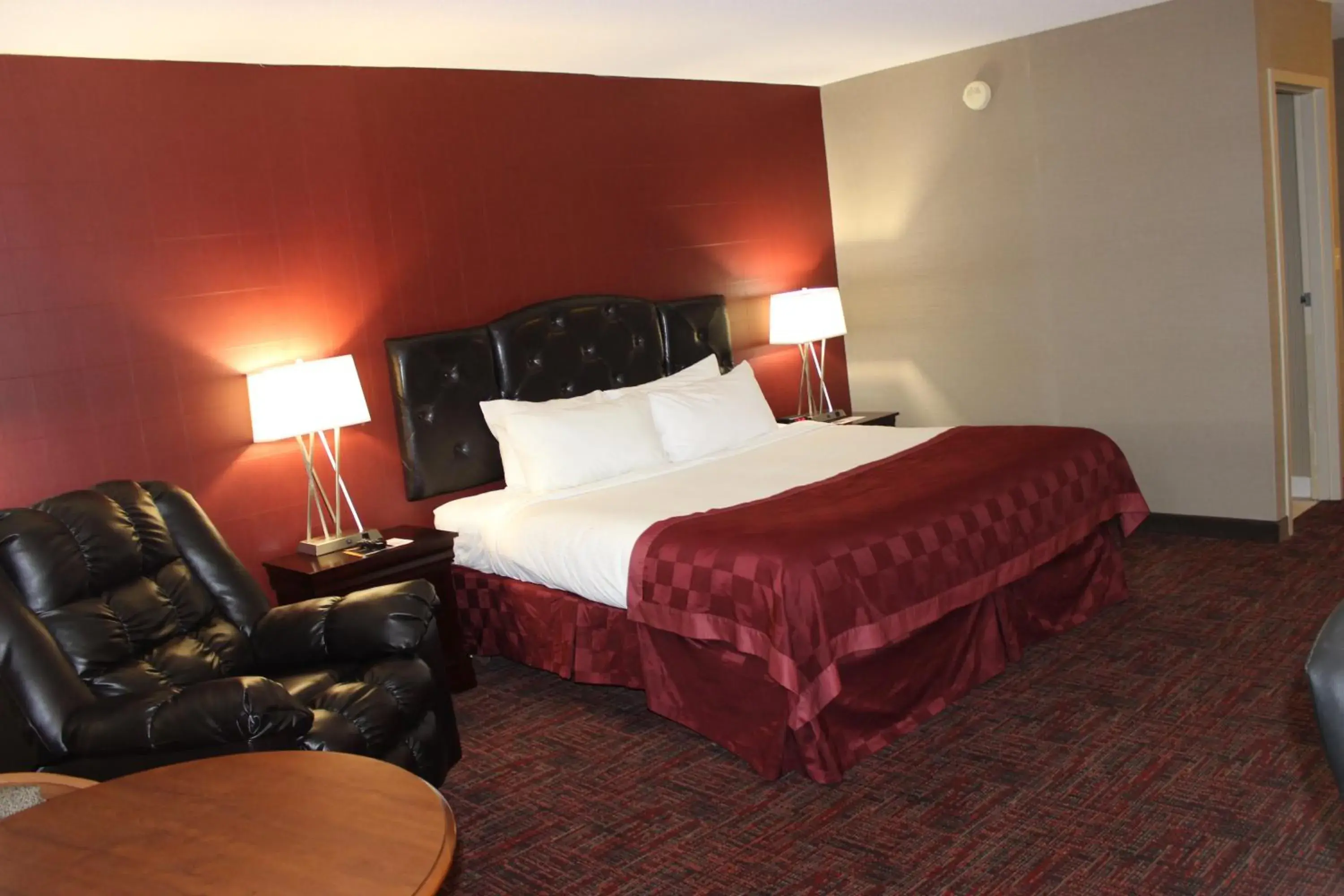 Bed in Ramada by Wyndham Grand Forks Bed in Ramada by Wyndham Grand Forks