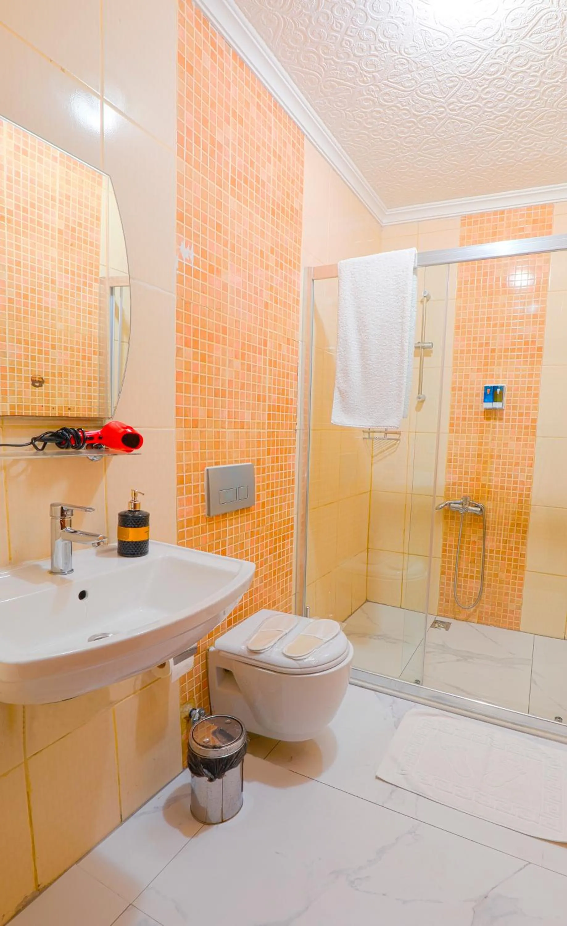 Shower in Kondoskali Hotel