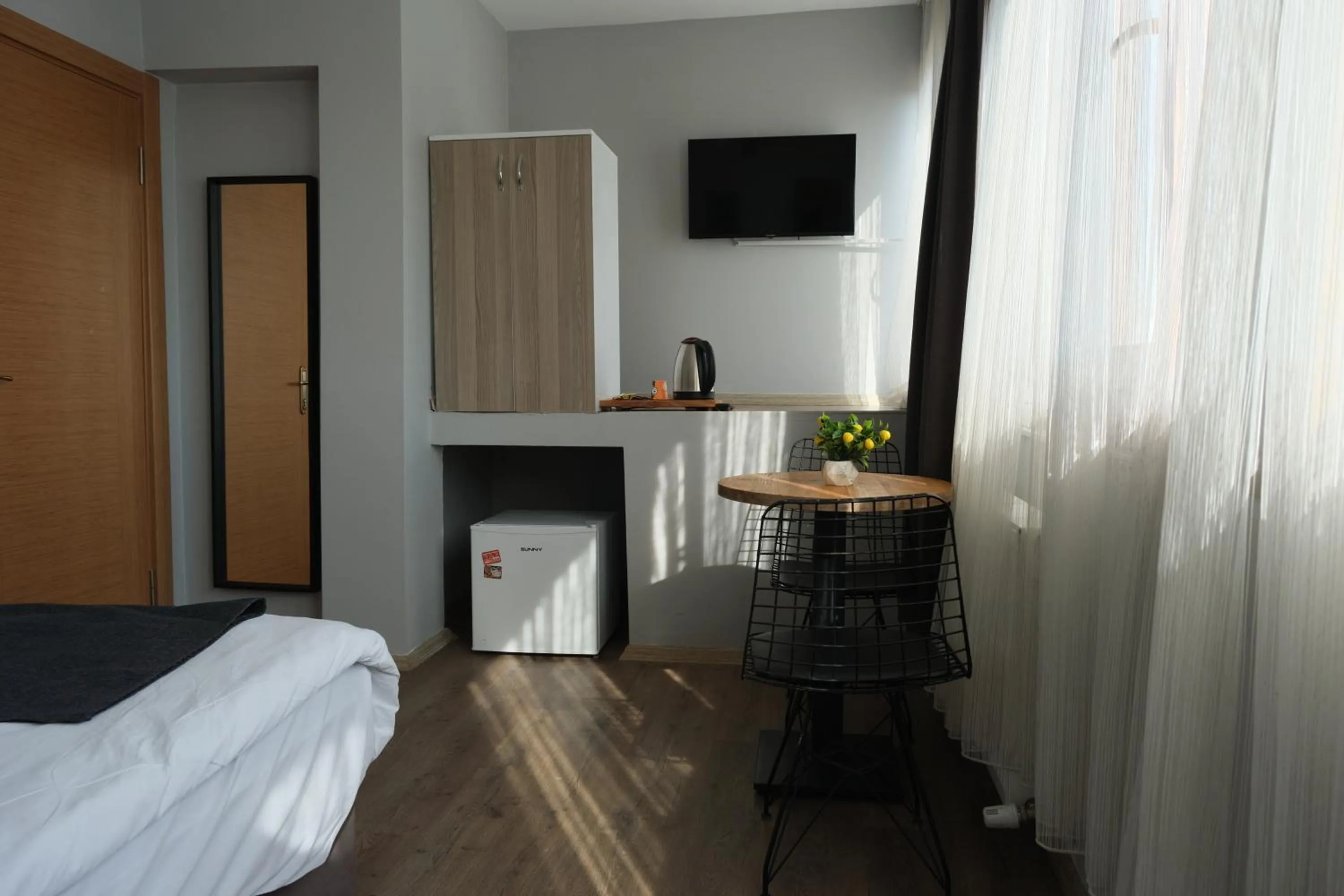 Communal lounge/ TV room in Kondoskali Hotel