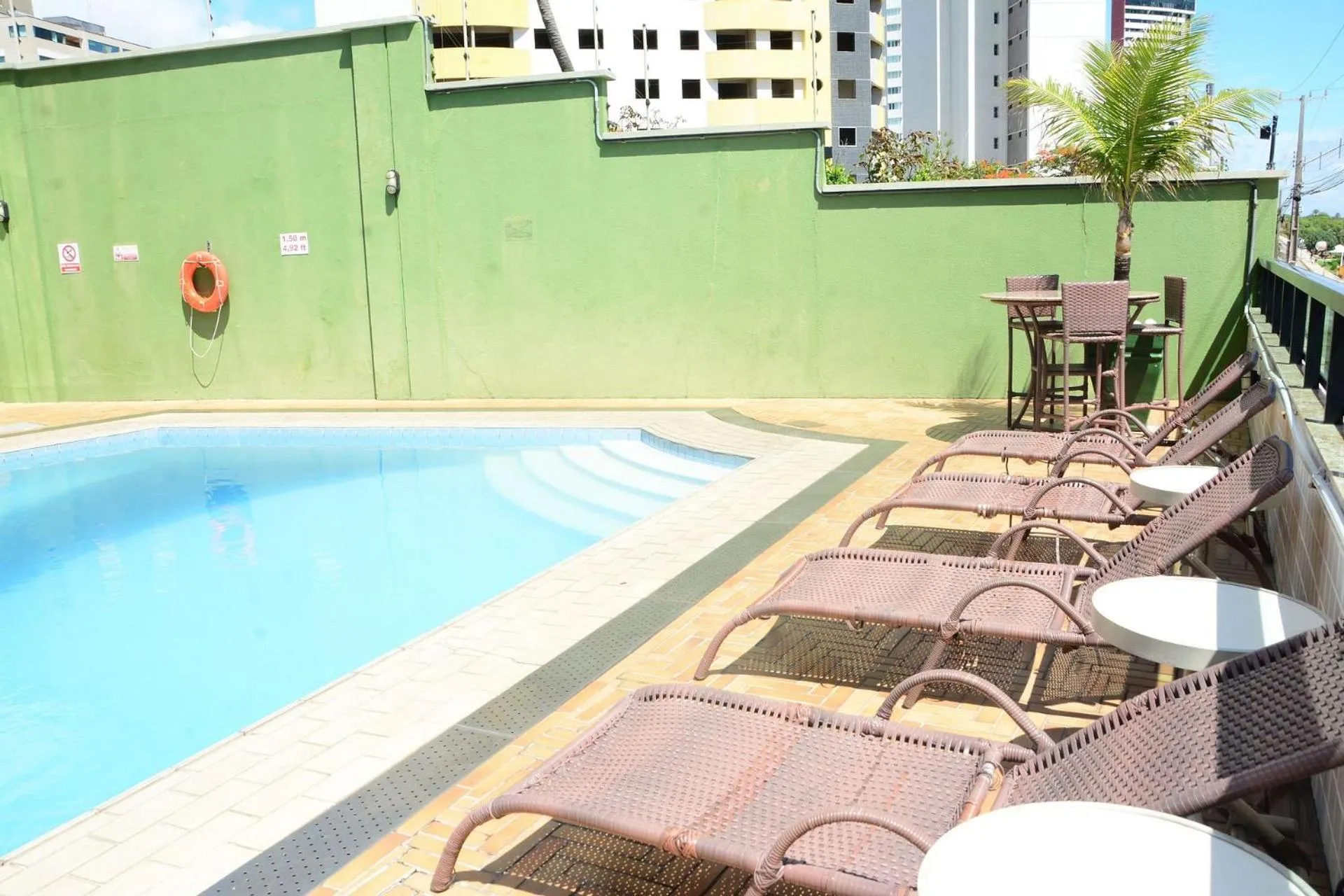 Swimming pool in Natal Plaza requinte, conforto e vista para o mar