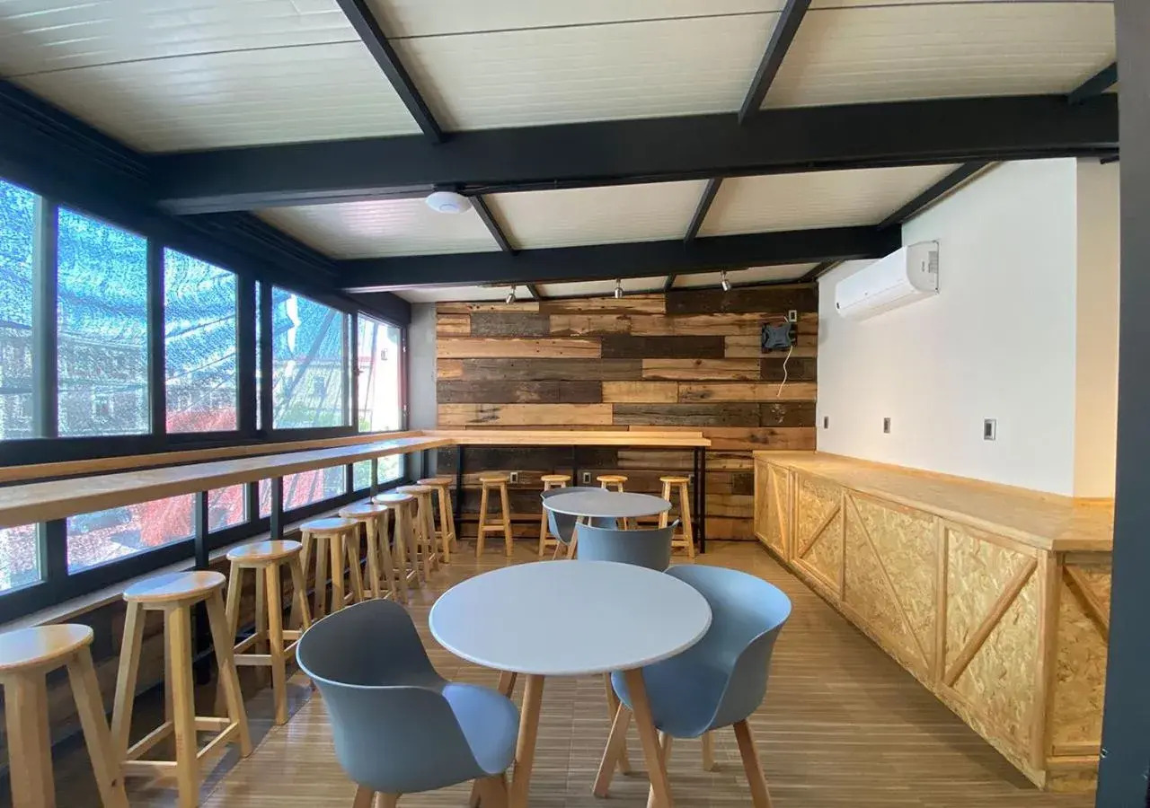 Lounge or bar in Hotel MX zócalo CDMX, Trademark Collection by Wyndham Lounge or bar in Hotel MX zócalo CDMX, Trademark Collection by Wyndham