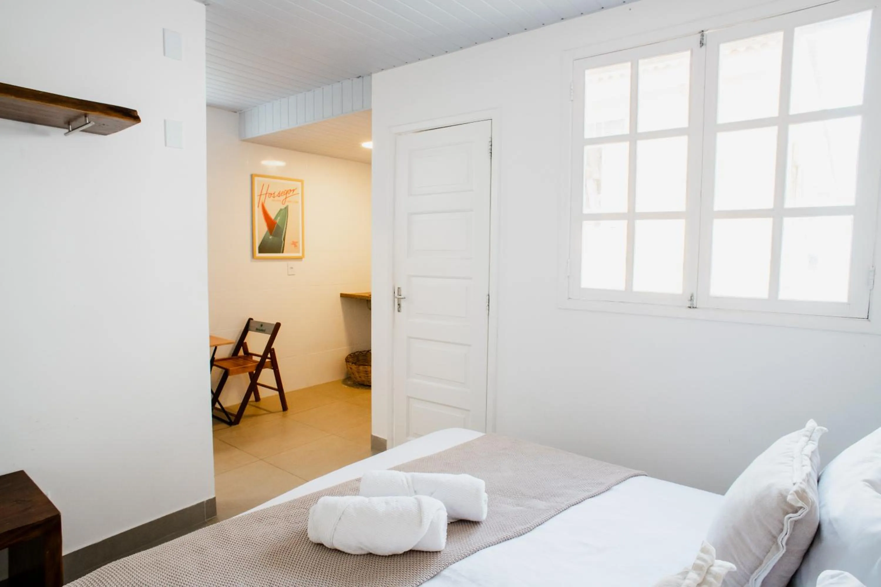 Photo of the whole room, Bed in Longboard Paradise Surf Club