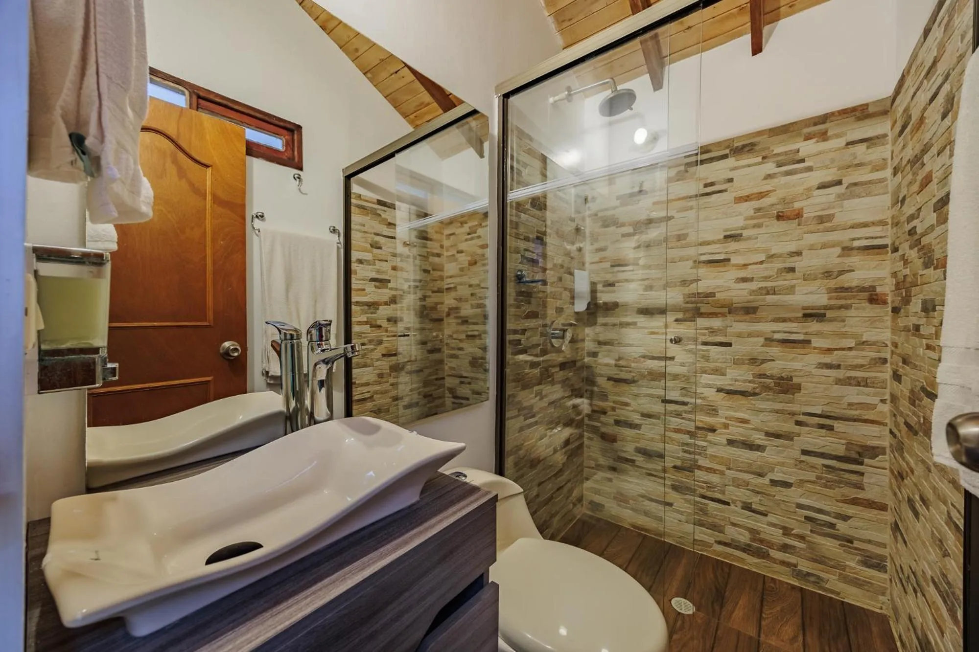 Shower in Pietrasanta hotel campestre frente a la represa del Peñol y Guatape