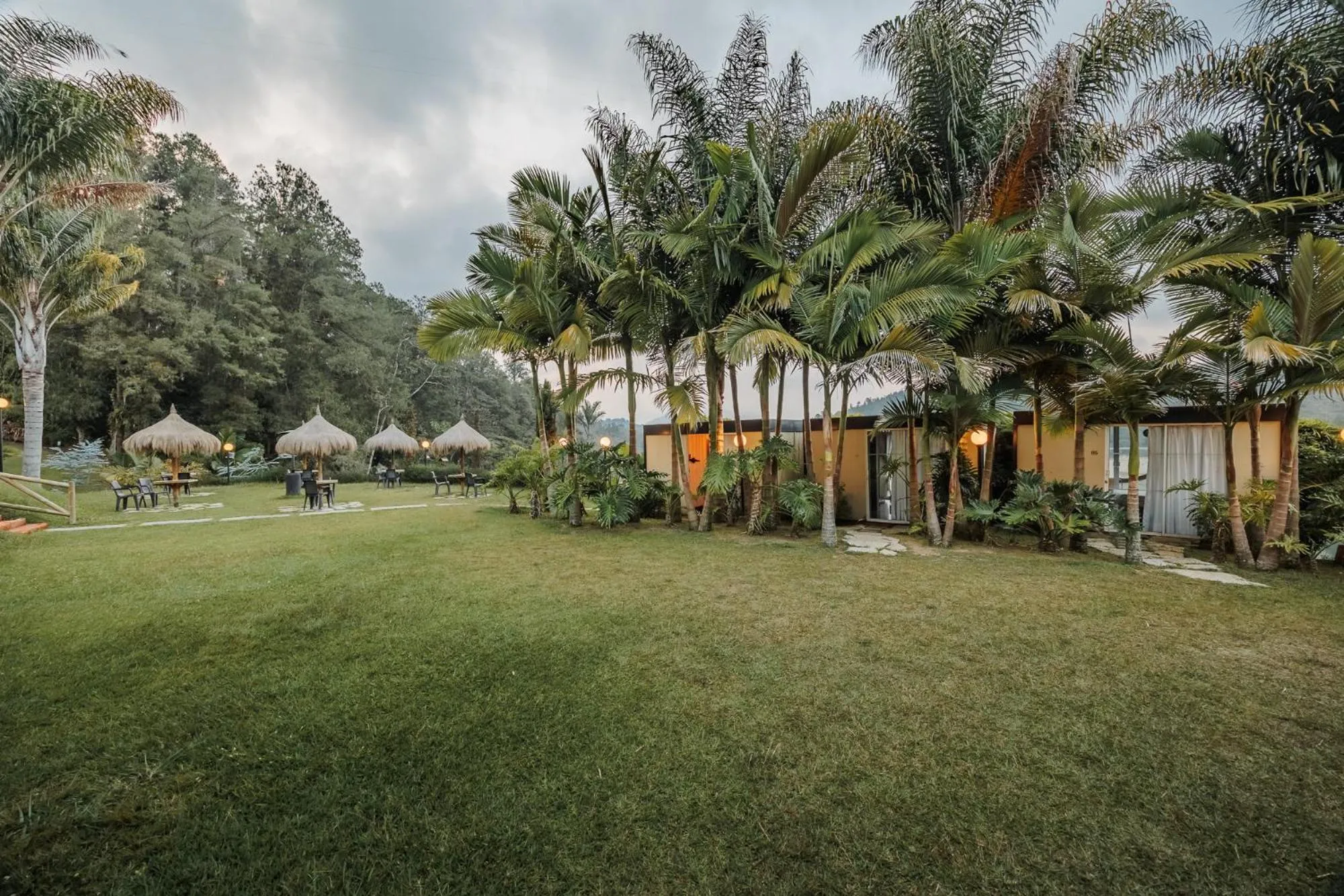 Garden view in Pietrasanta hotel campestre frente a la represa del Peñol y Guatape