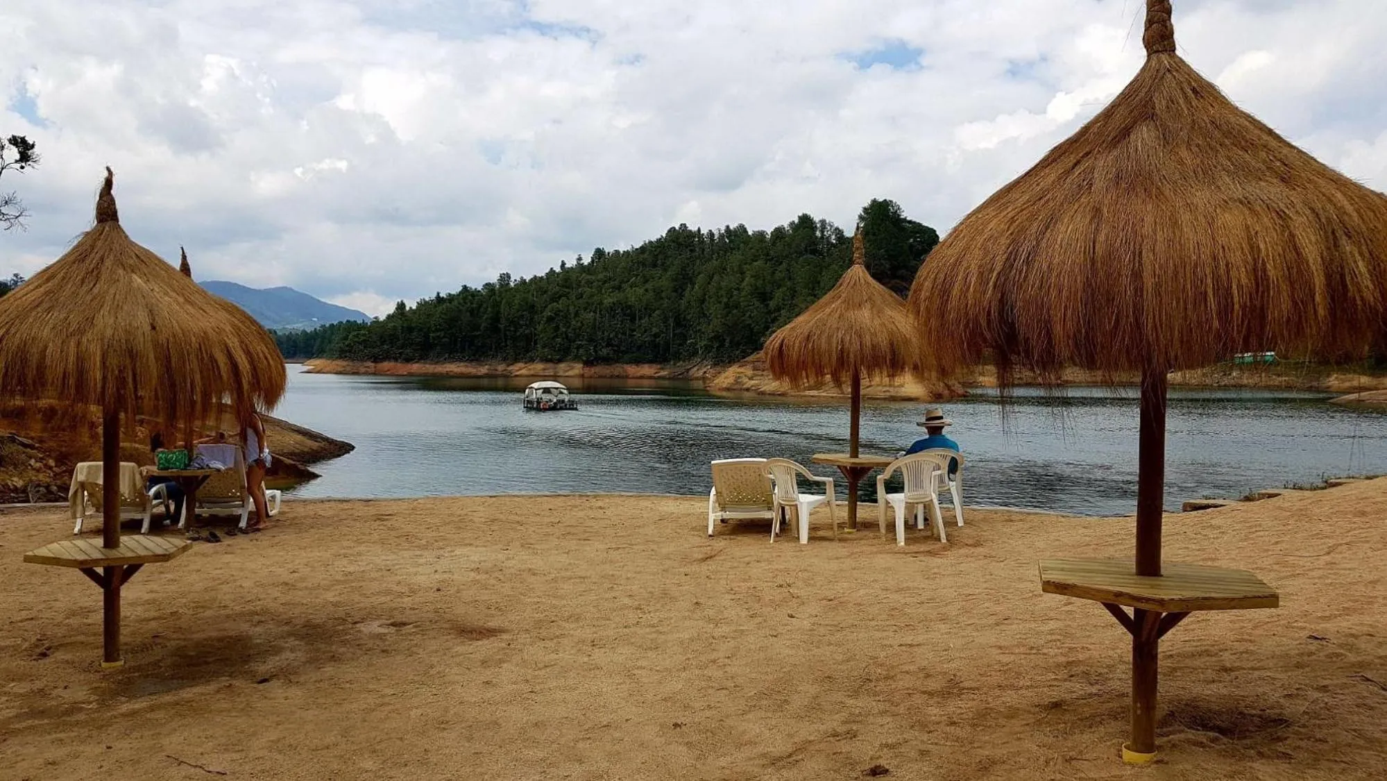 Beach in Pietrasanta hotel campestre frente a la represa del Peñol y Guatape