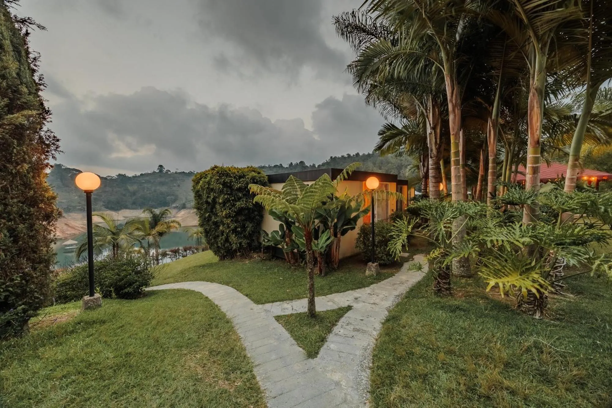 Hiking in Pietrasanta hotel campestre frente a la represa del Peñol y Guatape