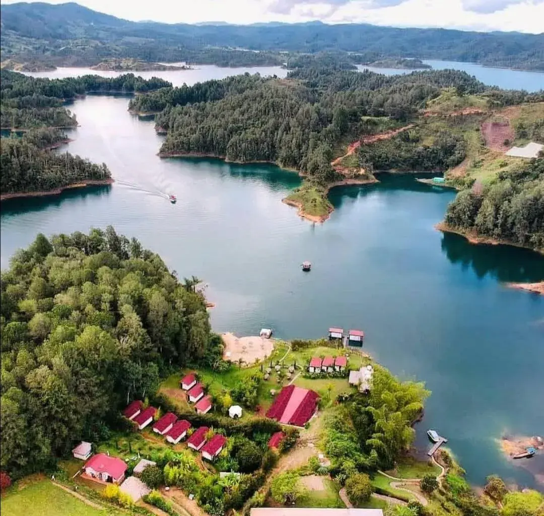 Pietrasanta hotel campestre frente a la represa del Peñol y Guatape Pietrasanta hotel campestre frente a la represa del Peñol y Guatape