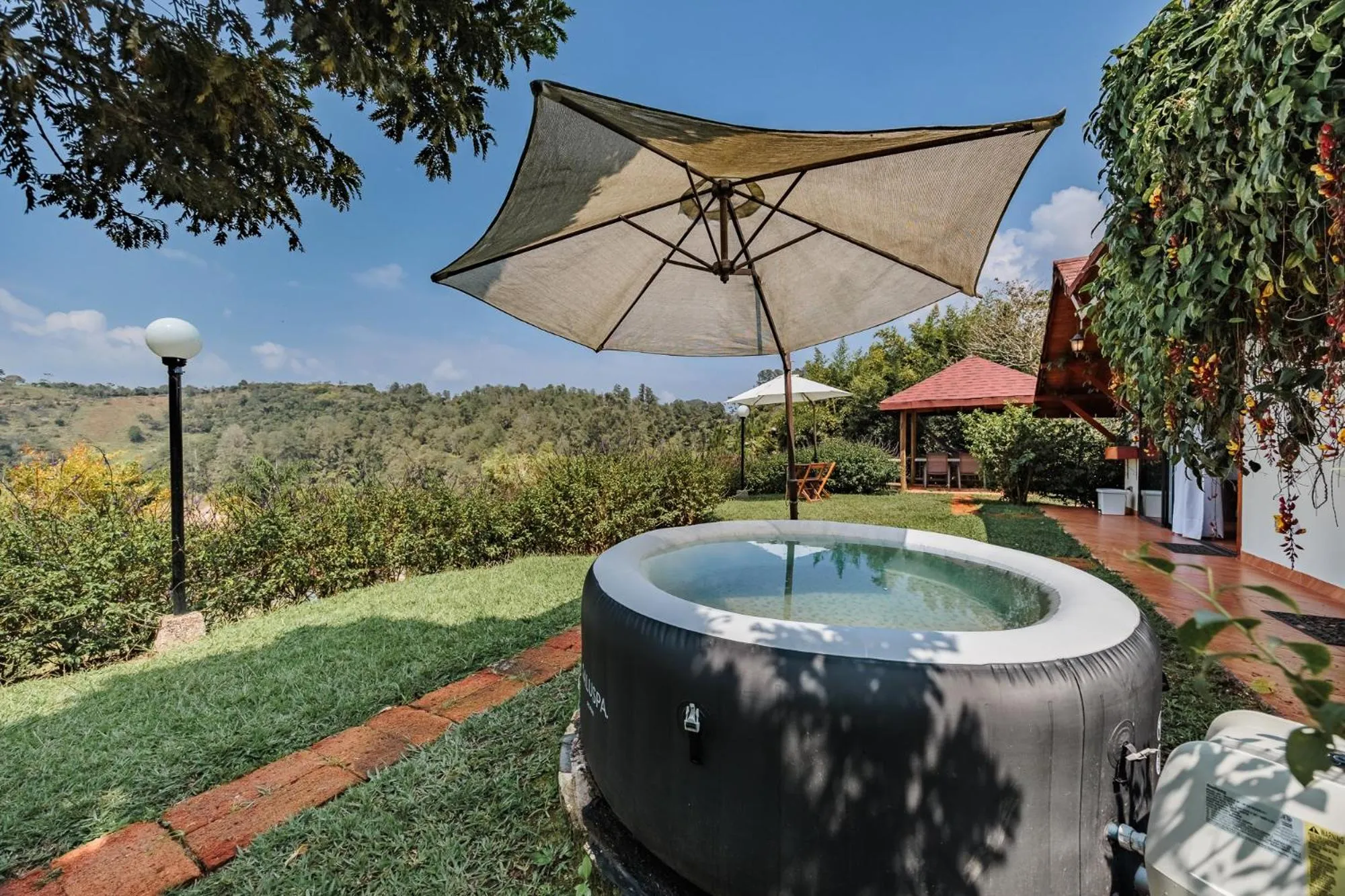 Patio in Pietrasanta hotel campestre frente a la represa del Peñol y Guatape
