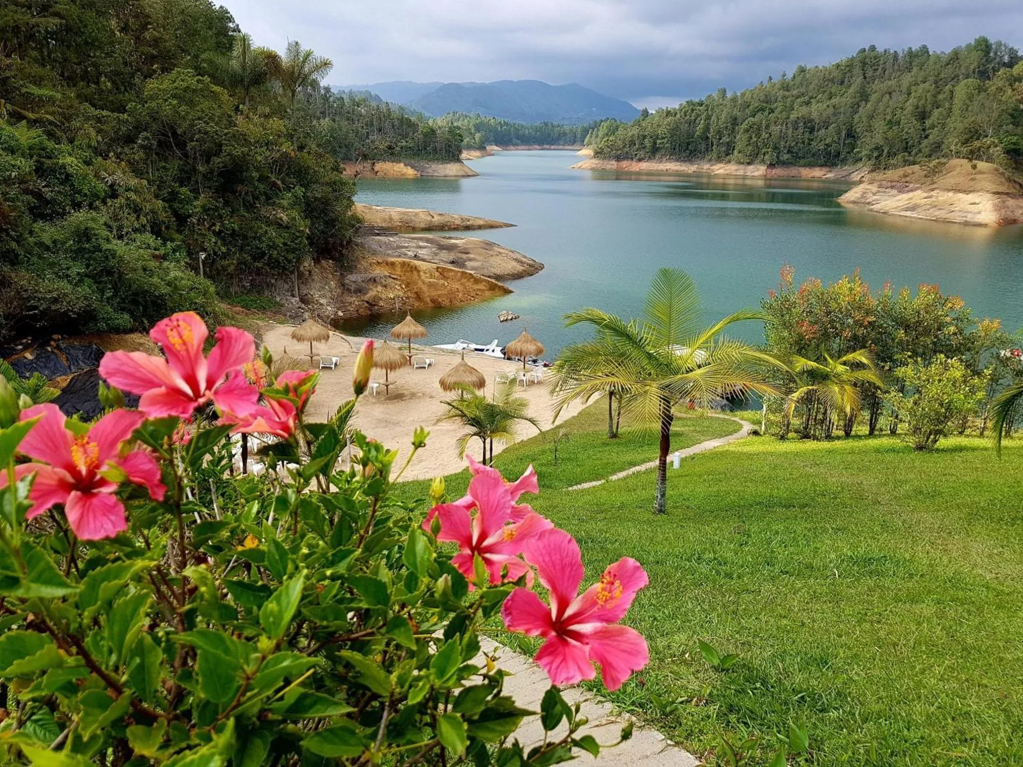 Natural landscape in Pietrasanta hotel campestre frente a la represa del Peñol y Guatape