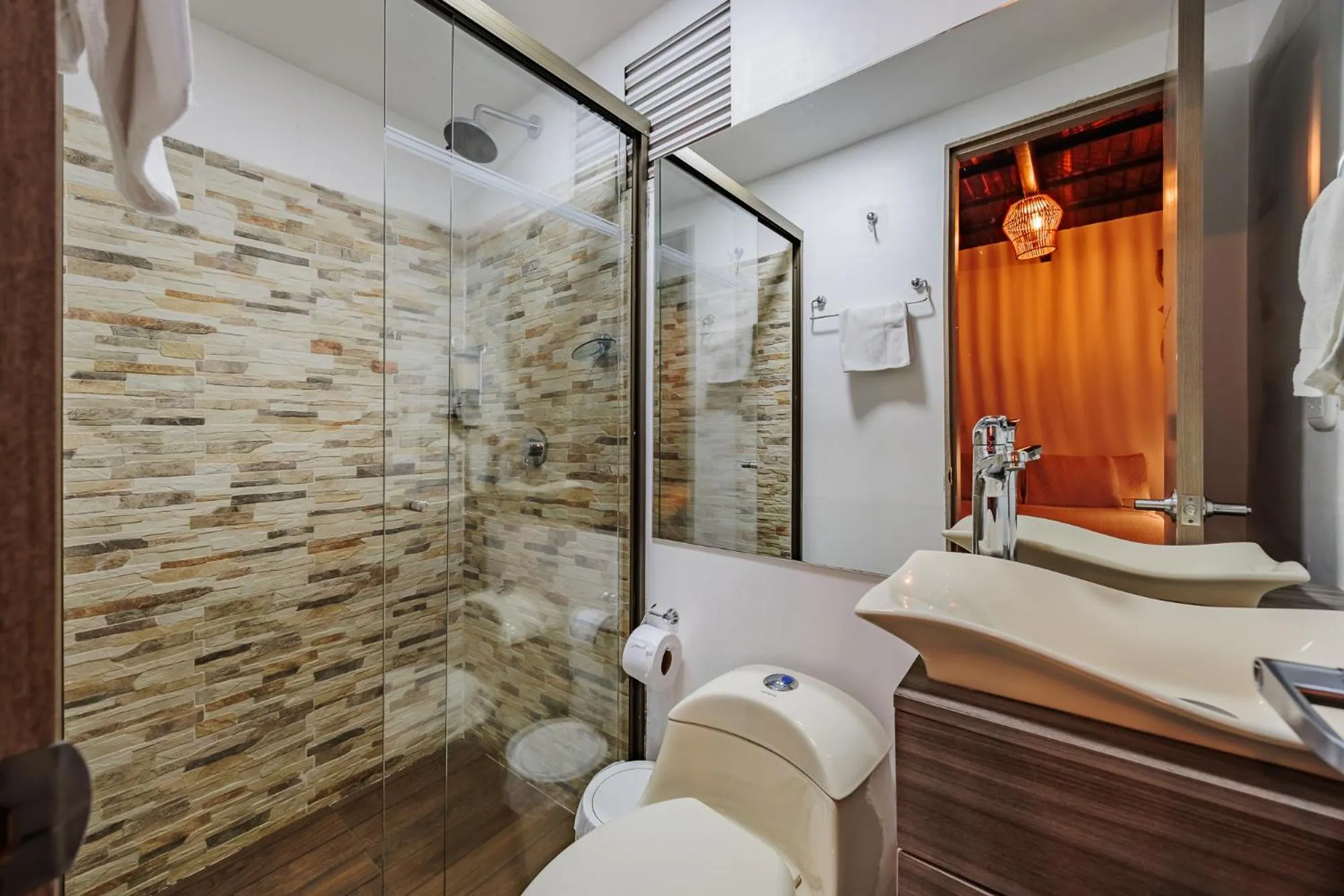 Shower in Pietrasanta hotel campestre frente a la represa del Peñol y Guatape