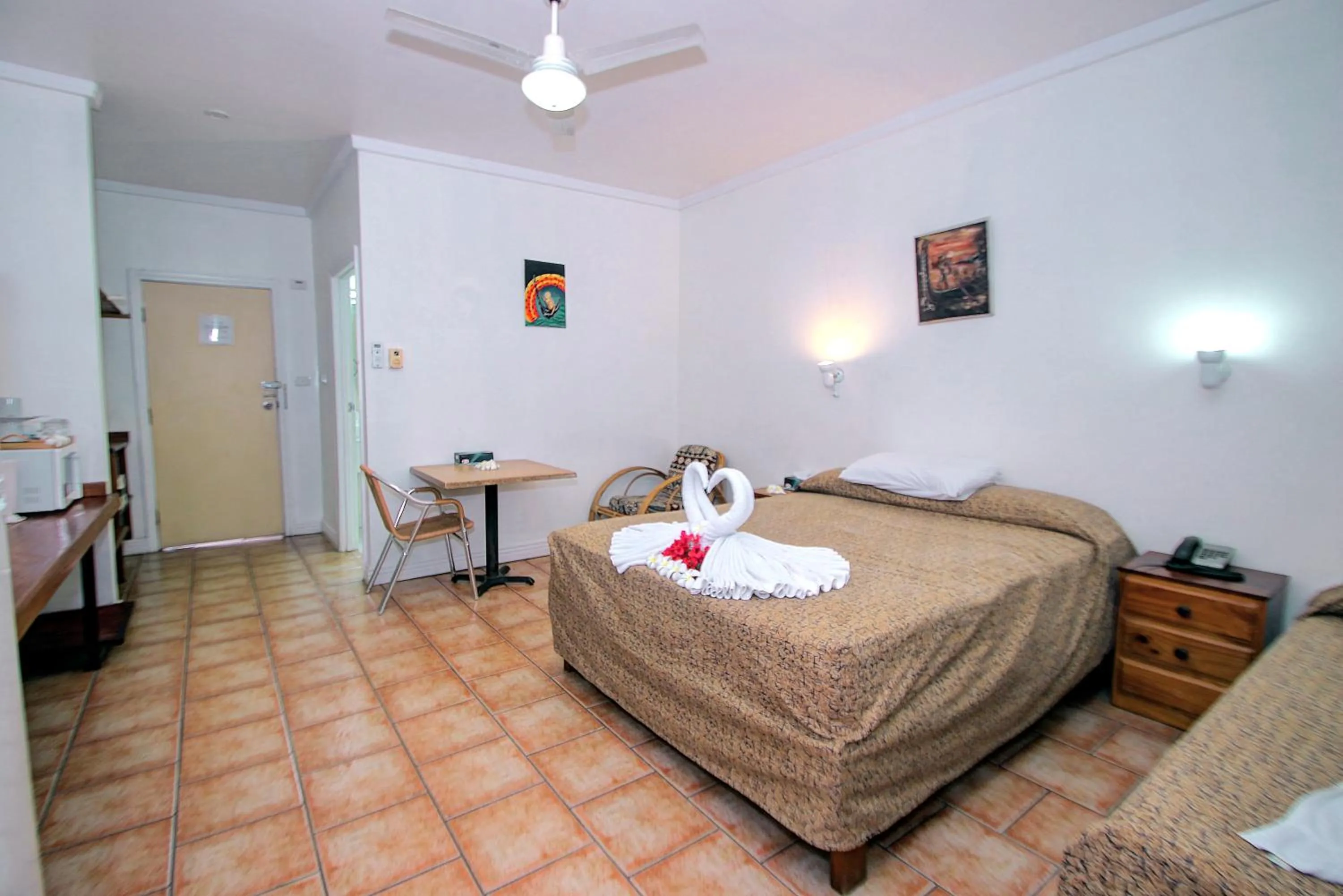 Pool view, Bed in King Solomon Hotel