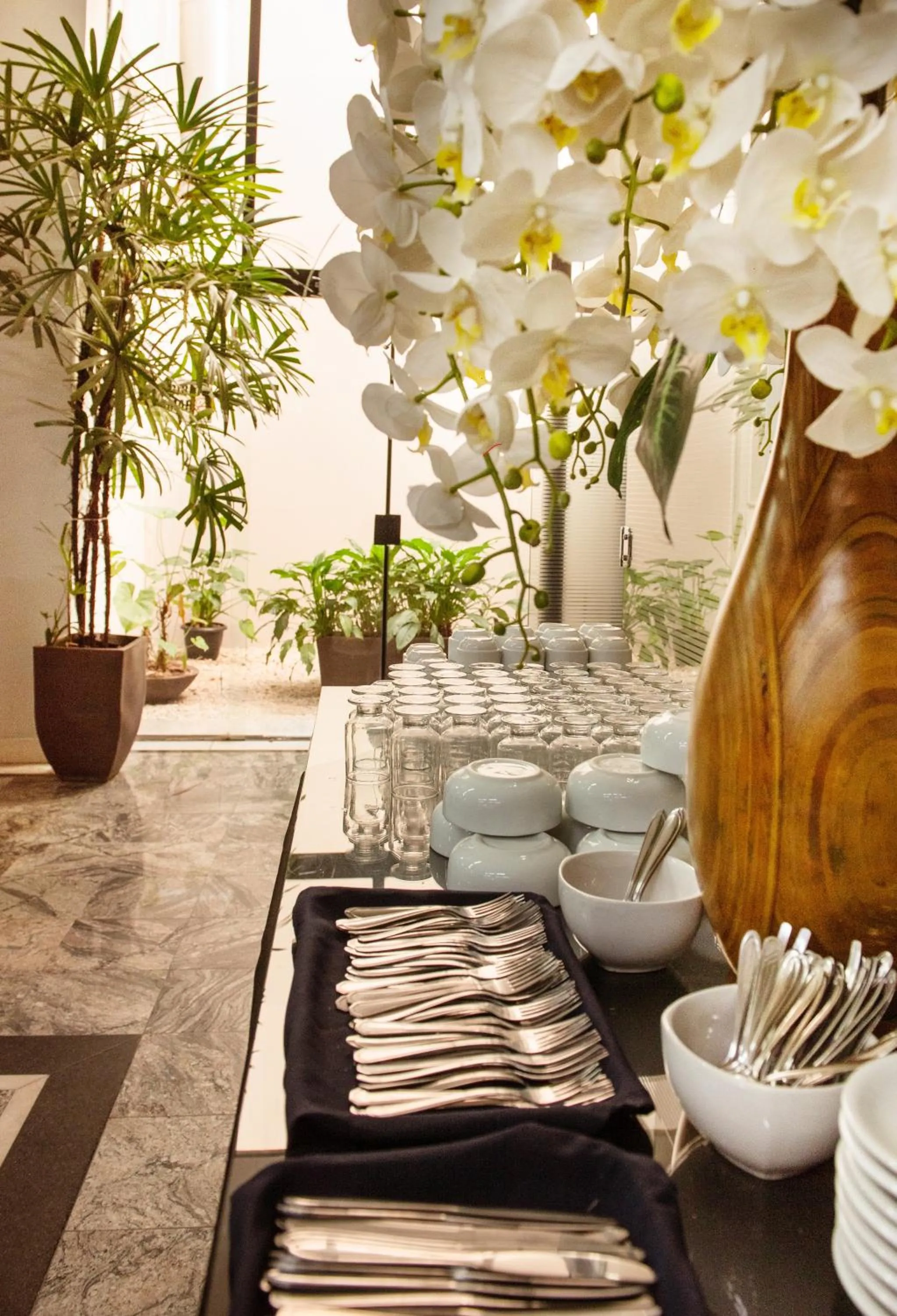 Restaurant/places to eat in River Palace Hotel