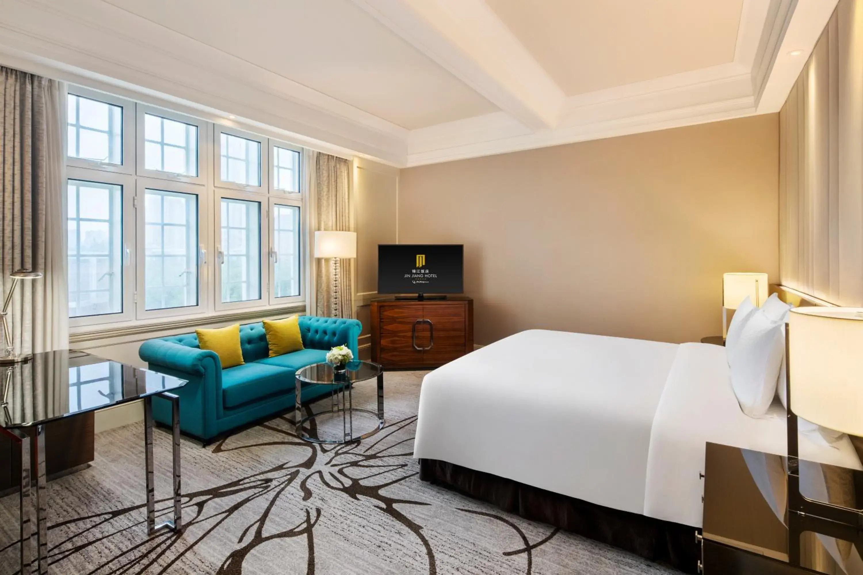 Premier Deluxe Room (Double Bed) in Jin Jiang Hotel Shanghai - historical hotel in the city-center of Huaihai shopping area and convenient access to metro lines Premier Deluxe Room (Double Bed) in Jin Jiang Hotel Shanghai - historical hotel in the city-center of Huaihai shopping area and convenient access to metro lines