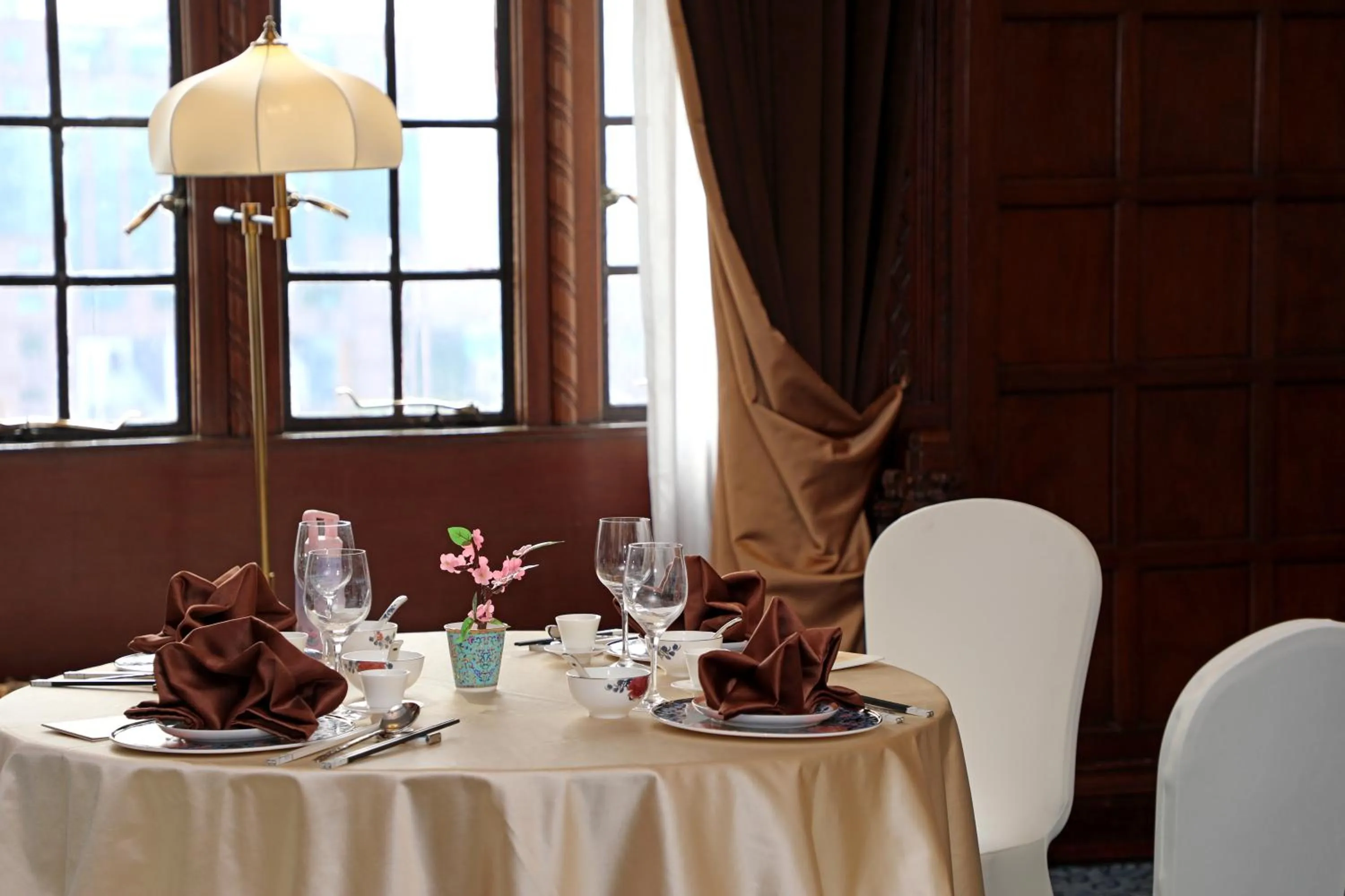 Restaurant/places to eat in Jin Jiang Hotel Shanghai - historical hotel in the city-center of Huaihai shopping area and convenient access to metro lines