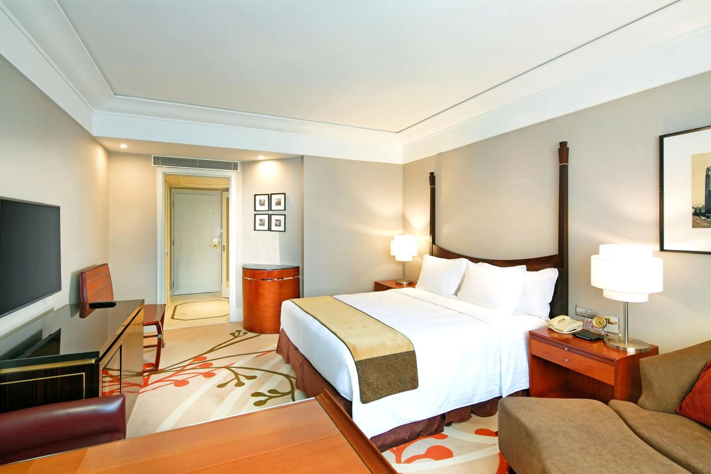 Bedroom, Bed in Jin Jiang Hotel Shanghai - historical hotel in the city-center of Huaihai shopping area and convenient access to metro lines