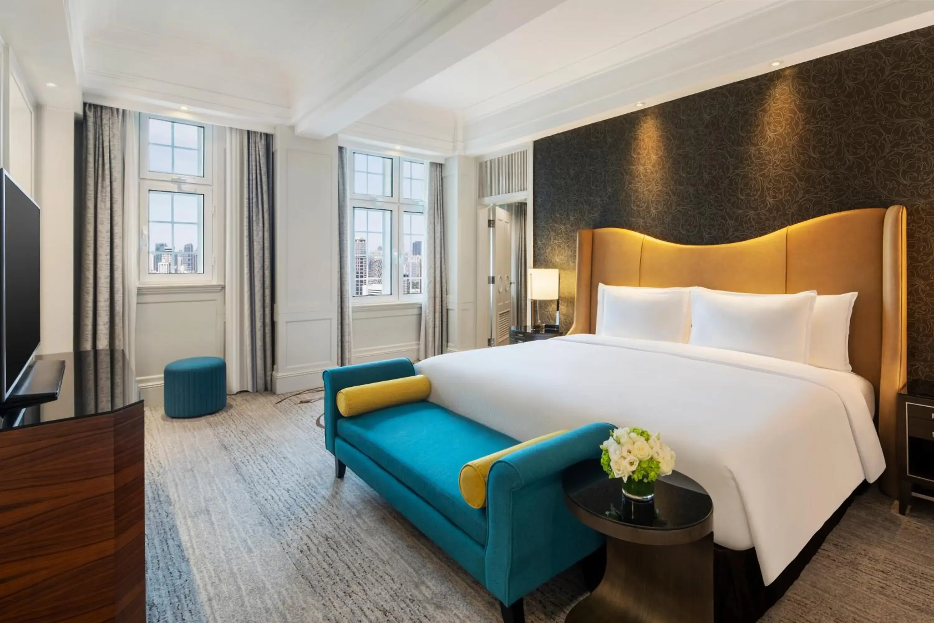 Deluxe Suite-Cathay Building in Jin Jiang Hotel Shanghai - historical hotel in the city-center of Huaihai shopping area and convenient access to metro lines Deluxe Suite-Cathay Building in Jin Jiang Hotel Shanghai - historical hotel in the city-center of Huaihai shopping area and convenient access to metro lines