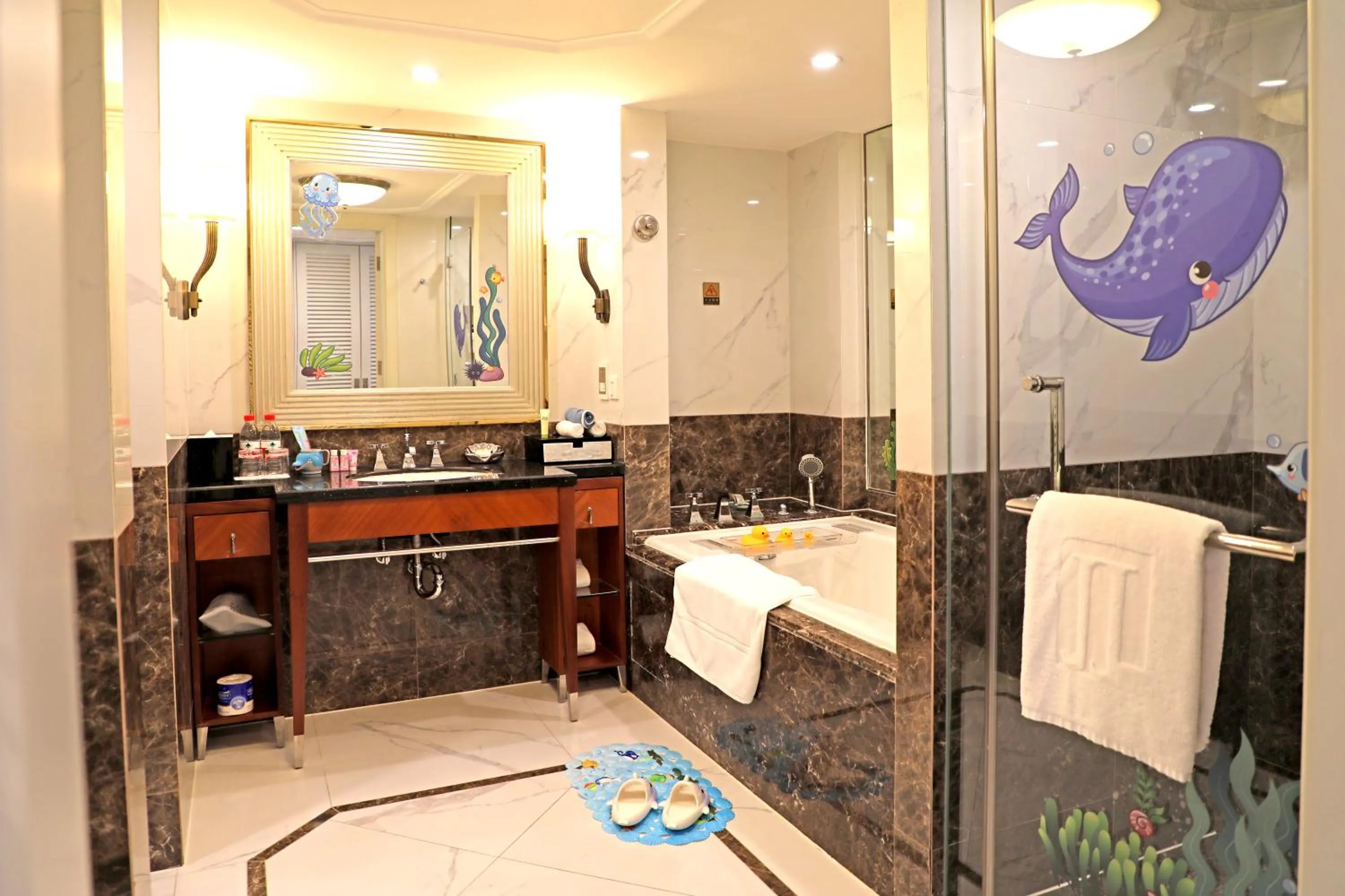 Toilet in Jin Jiang Hotel Shanghai - historical hotel in the city-center of Huaihai shopping area and convenient access to metro lines