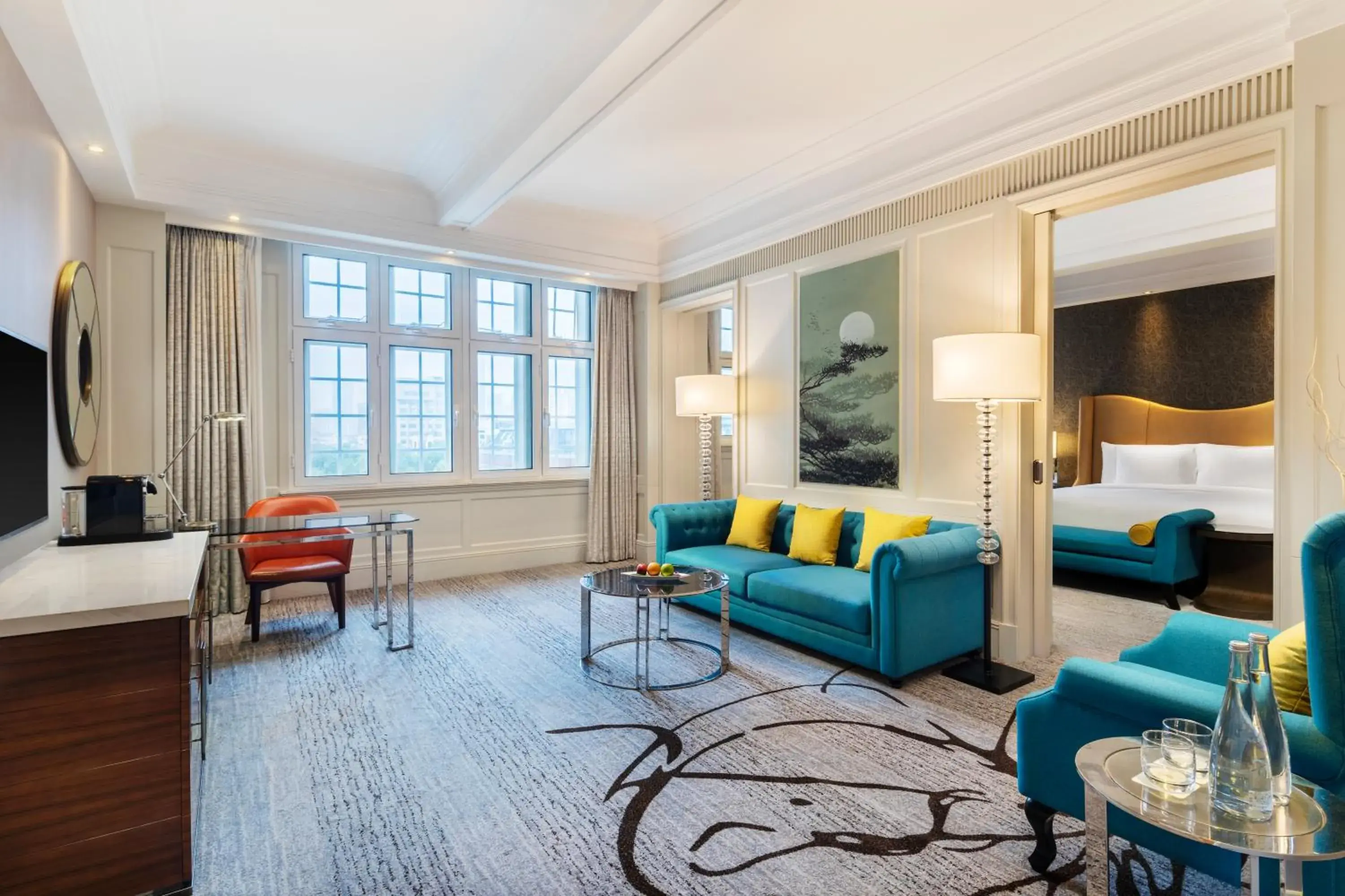 Living room in Jin Jiang Hotel Shanghai - historical hotel in the city-center of Huaihai shopping area and convenient access to metro lines Living room in Jin Jiang Hotel Shanghai - historical hotel in the city-center of Huaihai shopping area and convenient access to metro lines