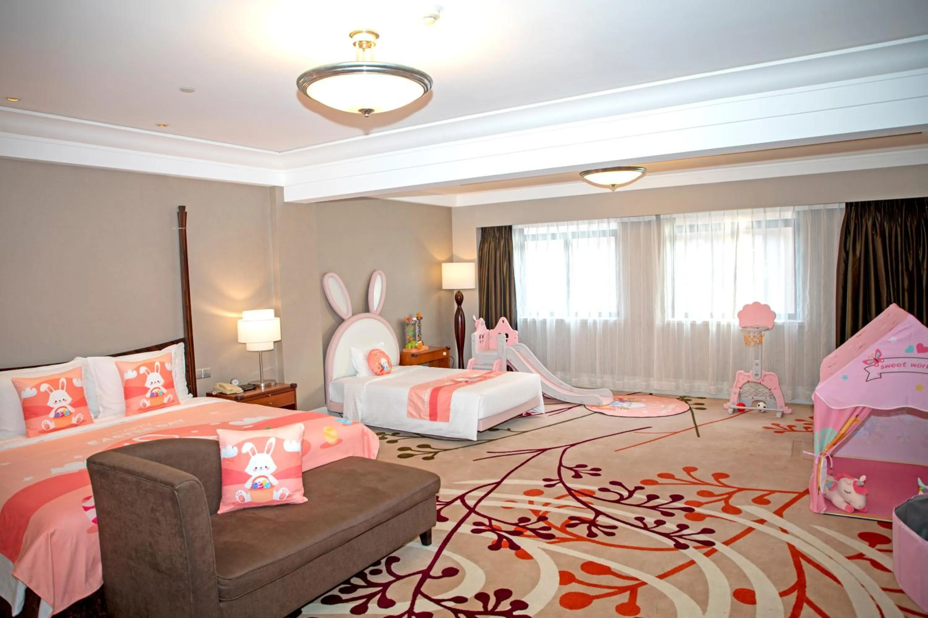 Photo of the whole room, Bed in Jin Jiang Hotel Shanghai - historical hotel in the city-center of Huaihai shopping area and convenient access to metro lines