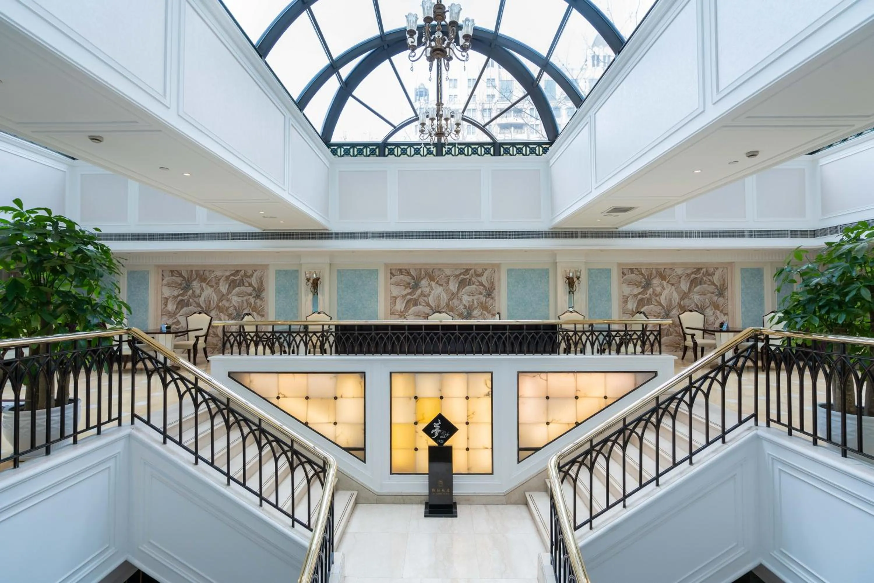 Restaurant/places to eat in Jin Jiang Hotel Shanghai - historical hotel in the city-center of Huaihai shopping area and convenient access to metro lines