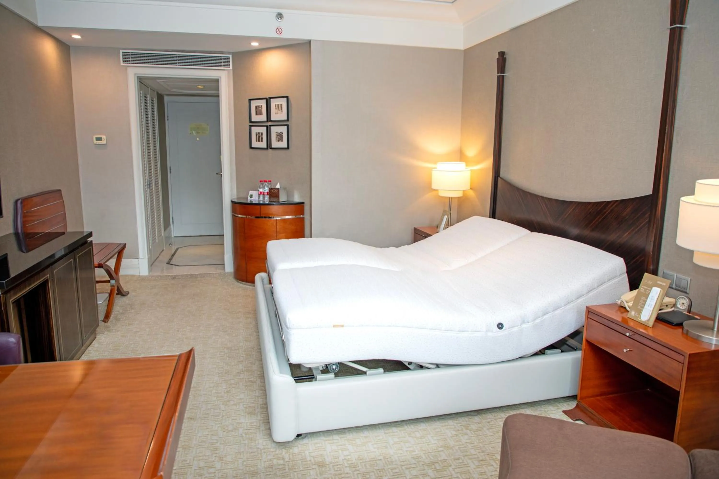Photo of the whole room, Bed in Jin Jiang Hotel Shanghai - historical hotel in the city-center of Huaihai shopping area and convenient access to metro lines