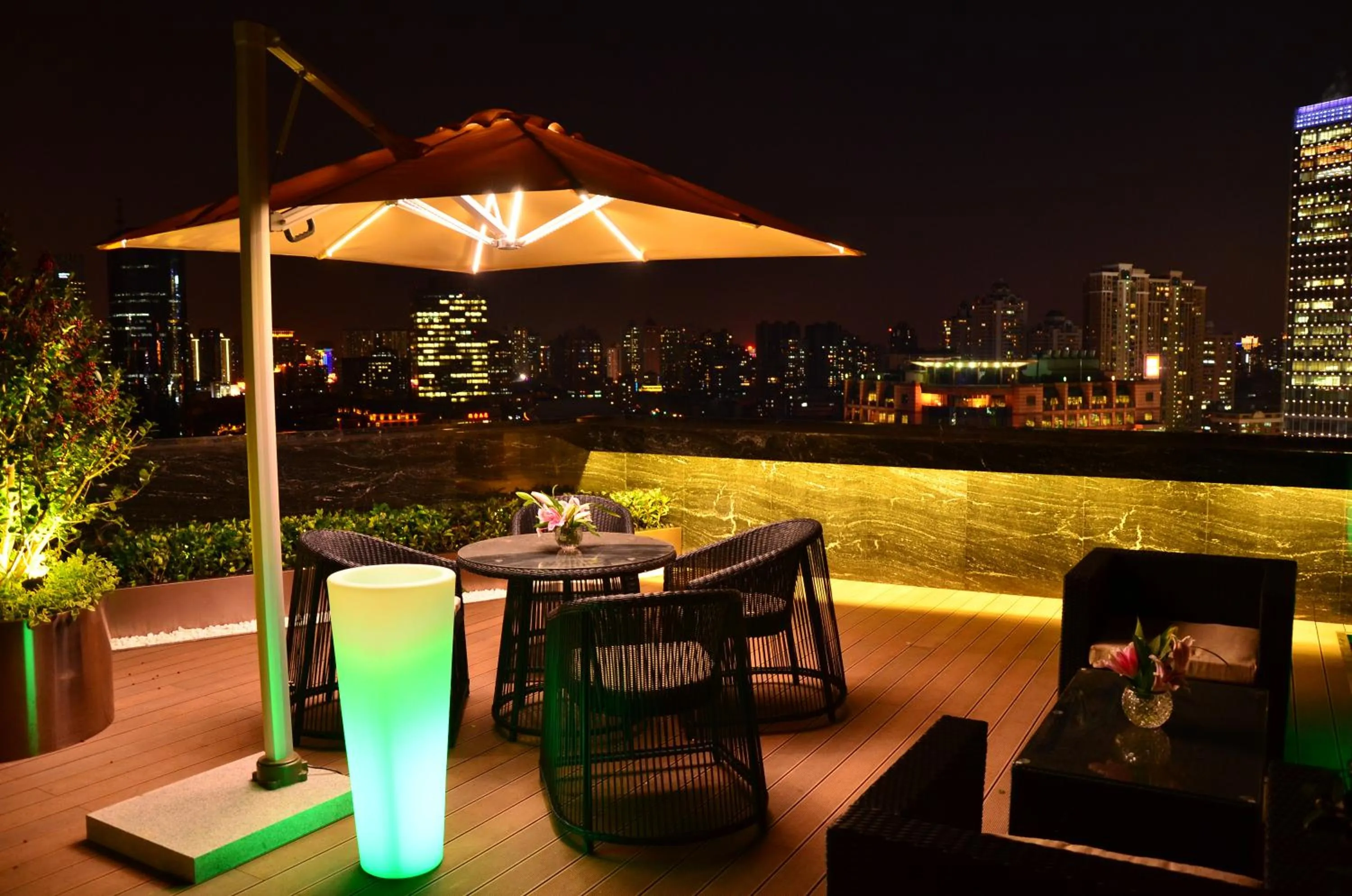 Night in Jin Jiang Hotel Shanghai - historical hotel in the city-center of Huaihai shopping area and convenient access to metro lines