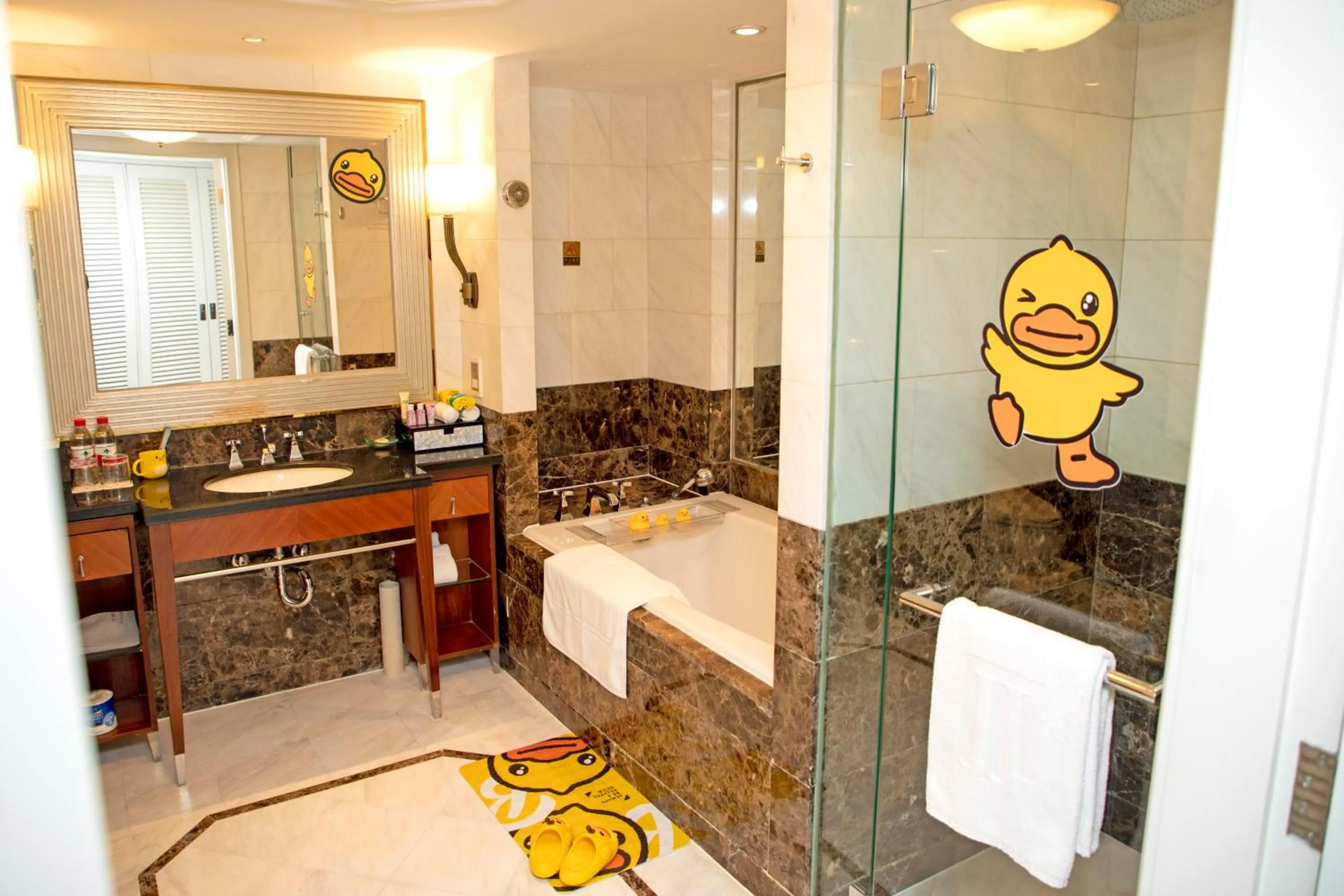 Toilet in Jin Jiang Hotel Shanghai - historical hotel in the city-center of Huaihai shopping area and convenient access to metro lines