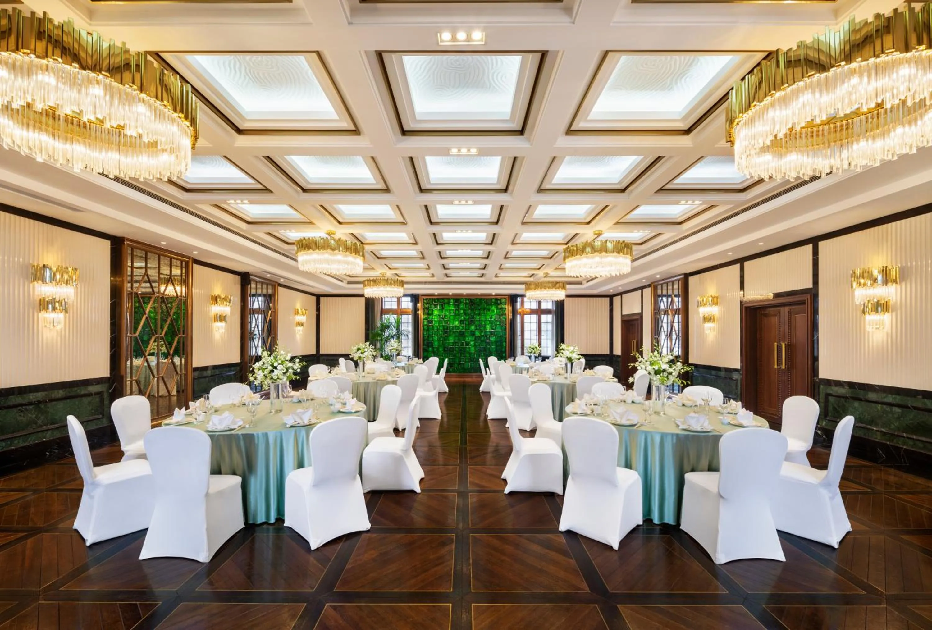 Restaurant/places to eat in Jin Jiang Hotel Shanghai - historical hotel in the city-center of Huaihai shopping area and convenient access to metro lines