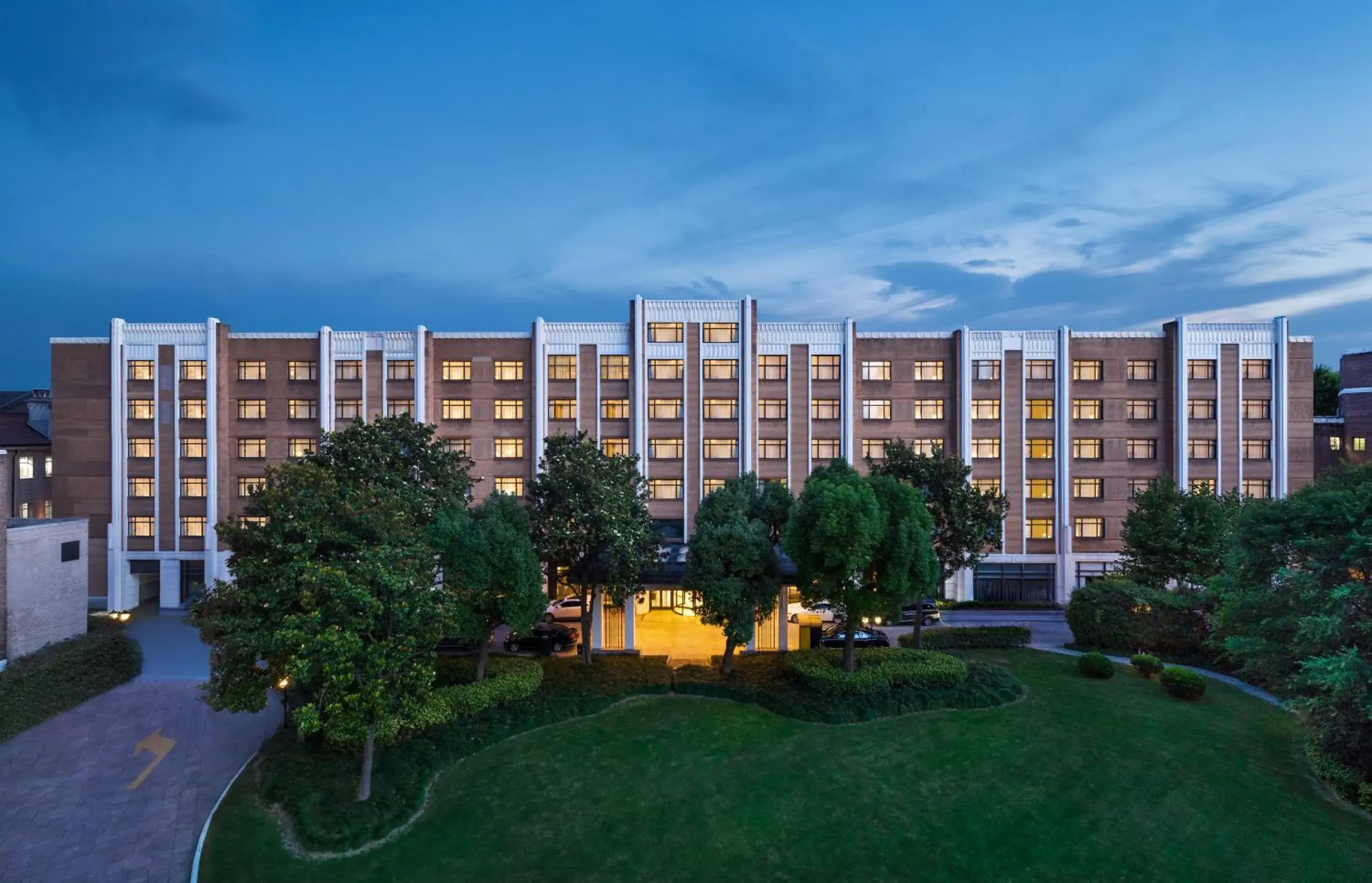 Property building in Jin Jiang Hotel Shanghai - historical hotel in the city-center of Huaihai shopping area and convenient access to metro lines Property building in Jin Jiang Hotel Shanghai - historical hotel in the city-center of Huaihai shopping area and convenient access to metro lines