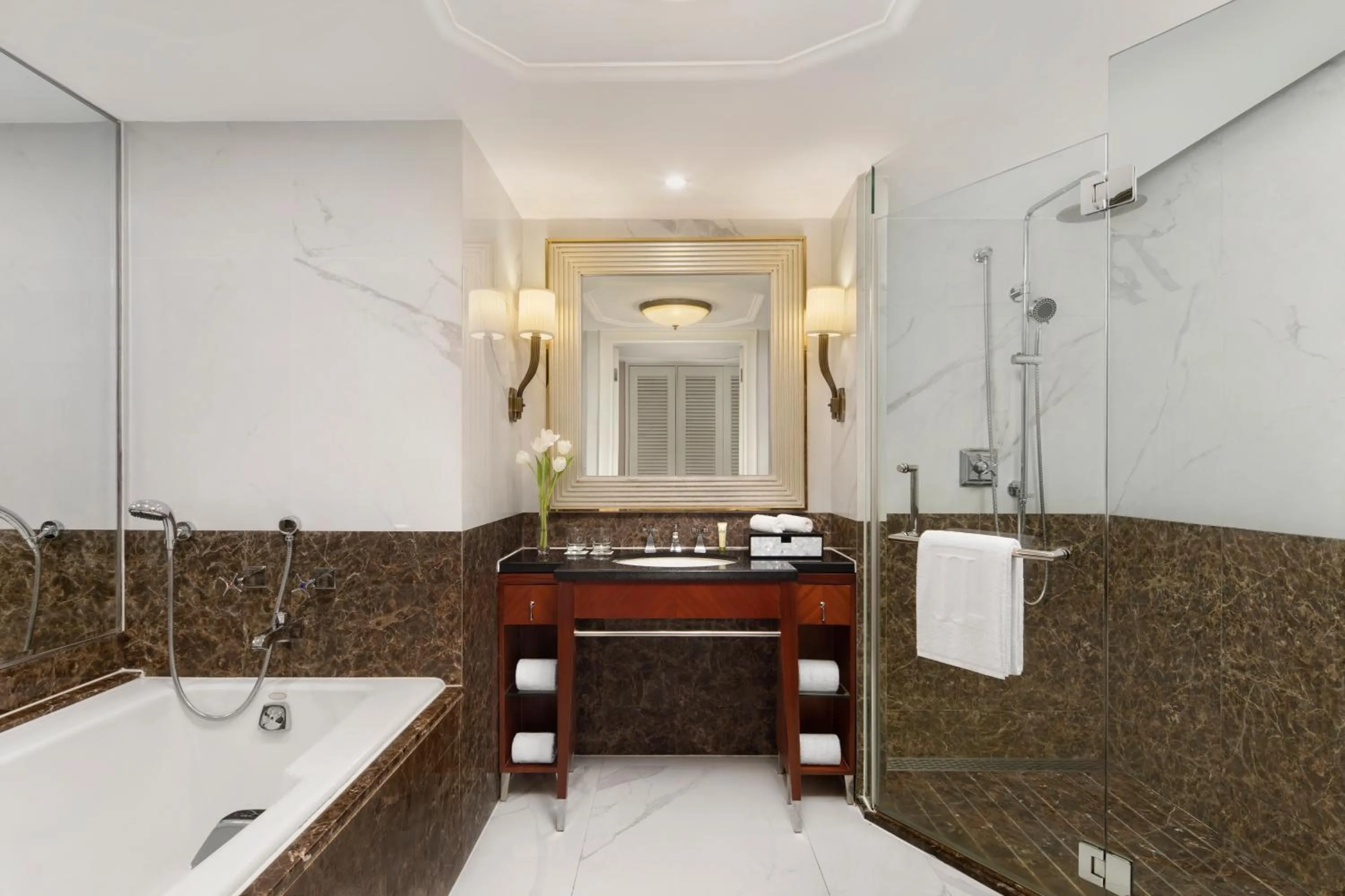 Toilet in Jin Jiang Hotel Shanghai - historical hotel in the city-center of Huaihai shopping area and convenient access to metro lines