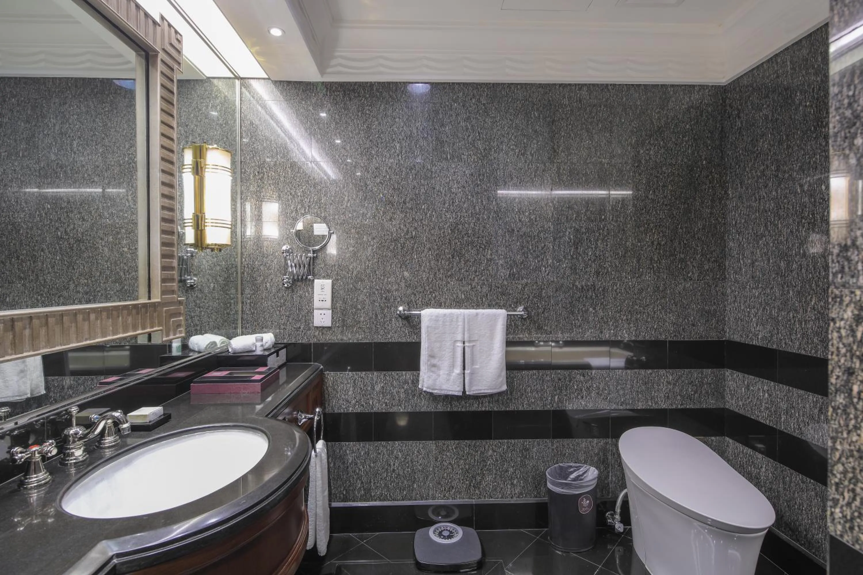 Toilet in Jin Jiang Hotel Shanghai - historical hotel in the city-center of Huaihai shopping area and convenient access to metro lines