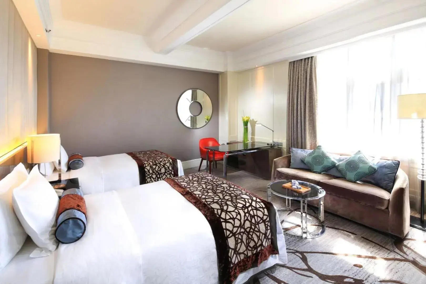 Bedroom, Bed in Jin Jiang Hotel Shanghai - historical hotel in the city-center of Huaihai shopping area and convenient access to metro lines Bedroom, Bed in Jin Jiang Hotel Shanghai - historical hotel in the city-center of Huaihai shopping area and convenient access to metro lines