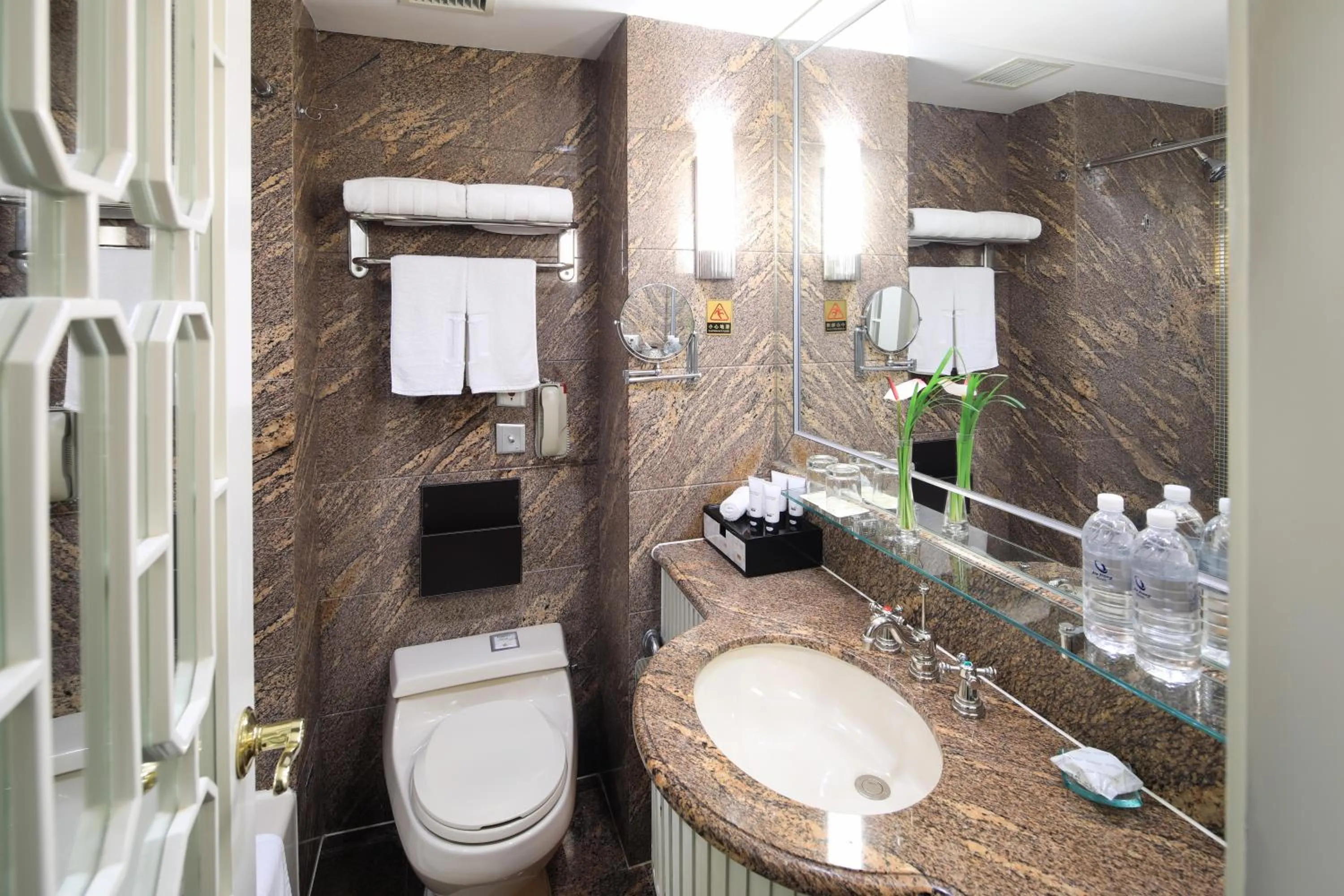 Toilet in Jin Jiang Hotel Shanghai - historical hotel in the city-center of Huaihai shopping area and convenient access to metro lines