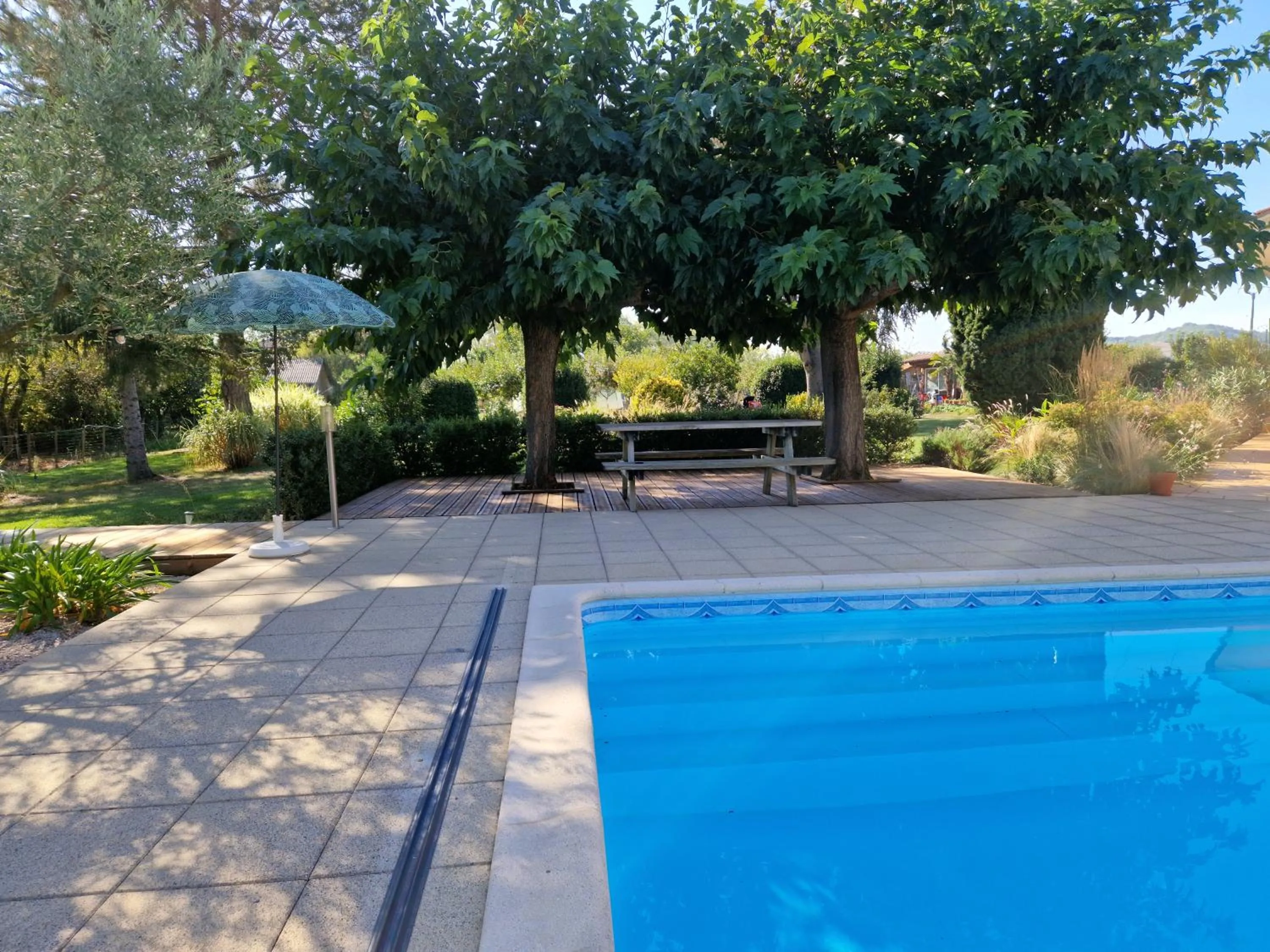 Patio in chambre hôte avec piscine - La Vialatte