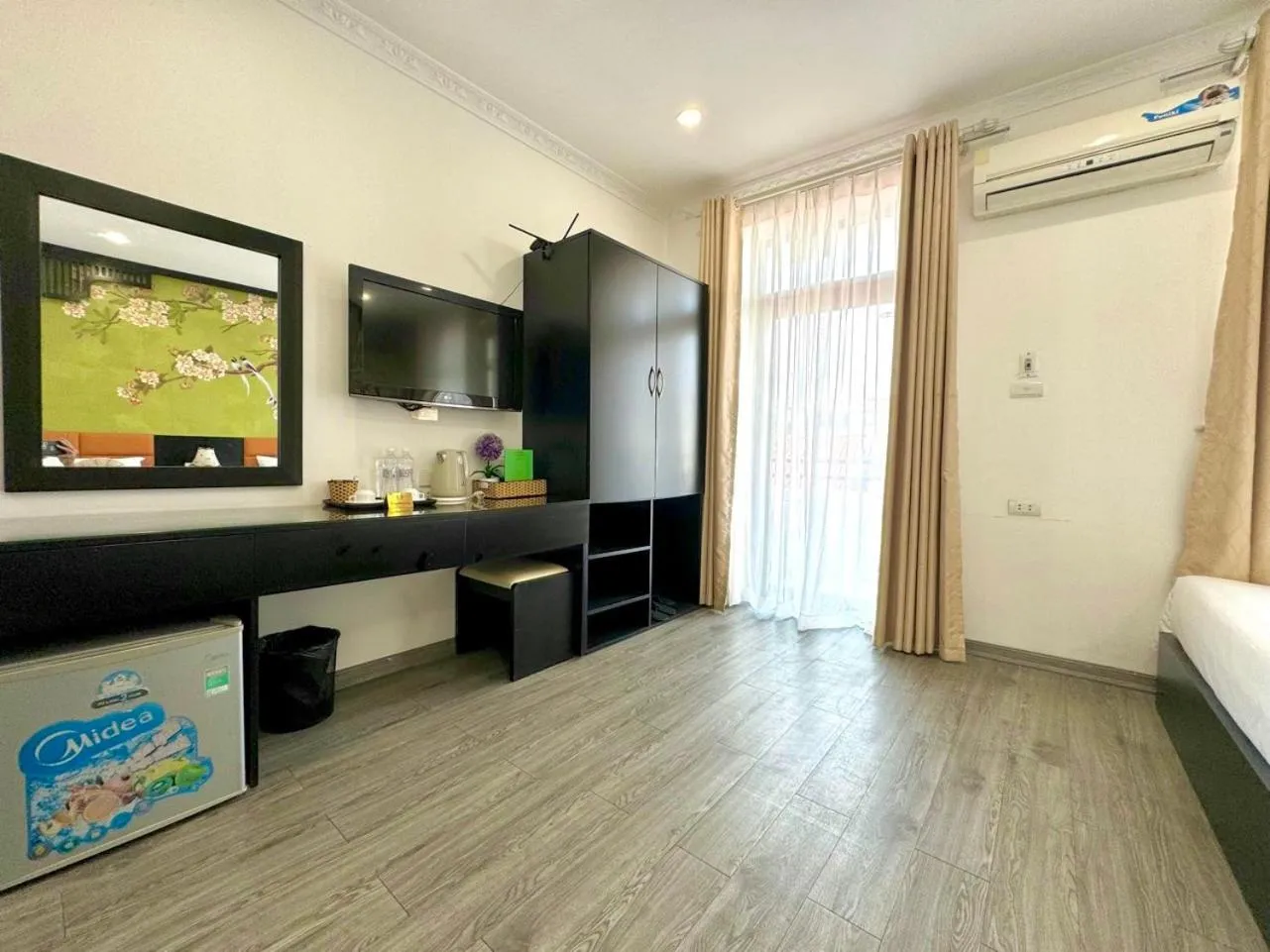 TV and multimedia, Bed in Hanoi Elpis Hotel