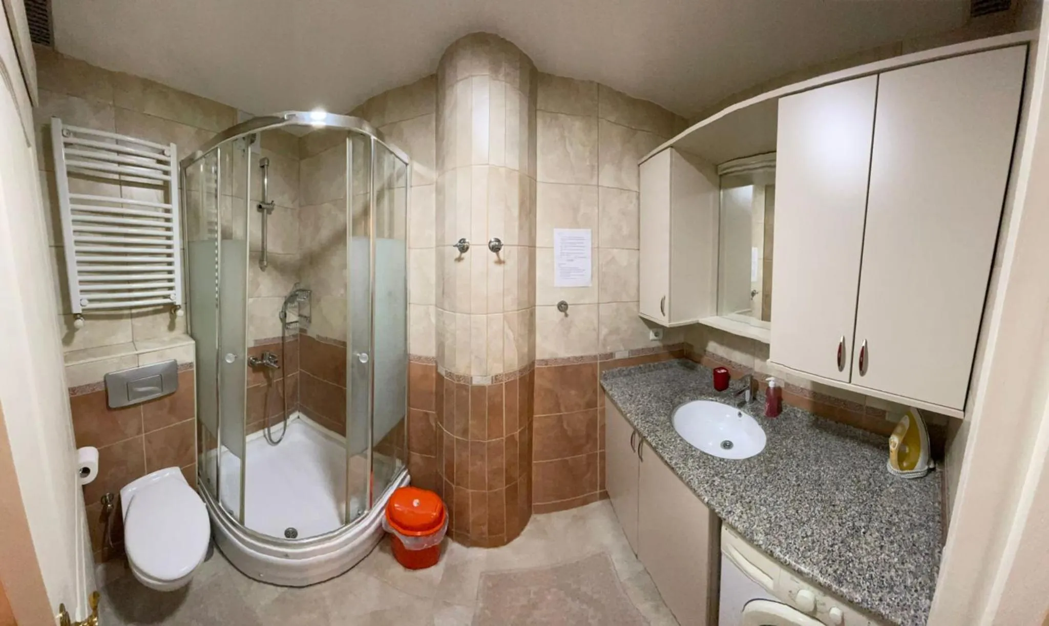 Shower in Apart Point